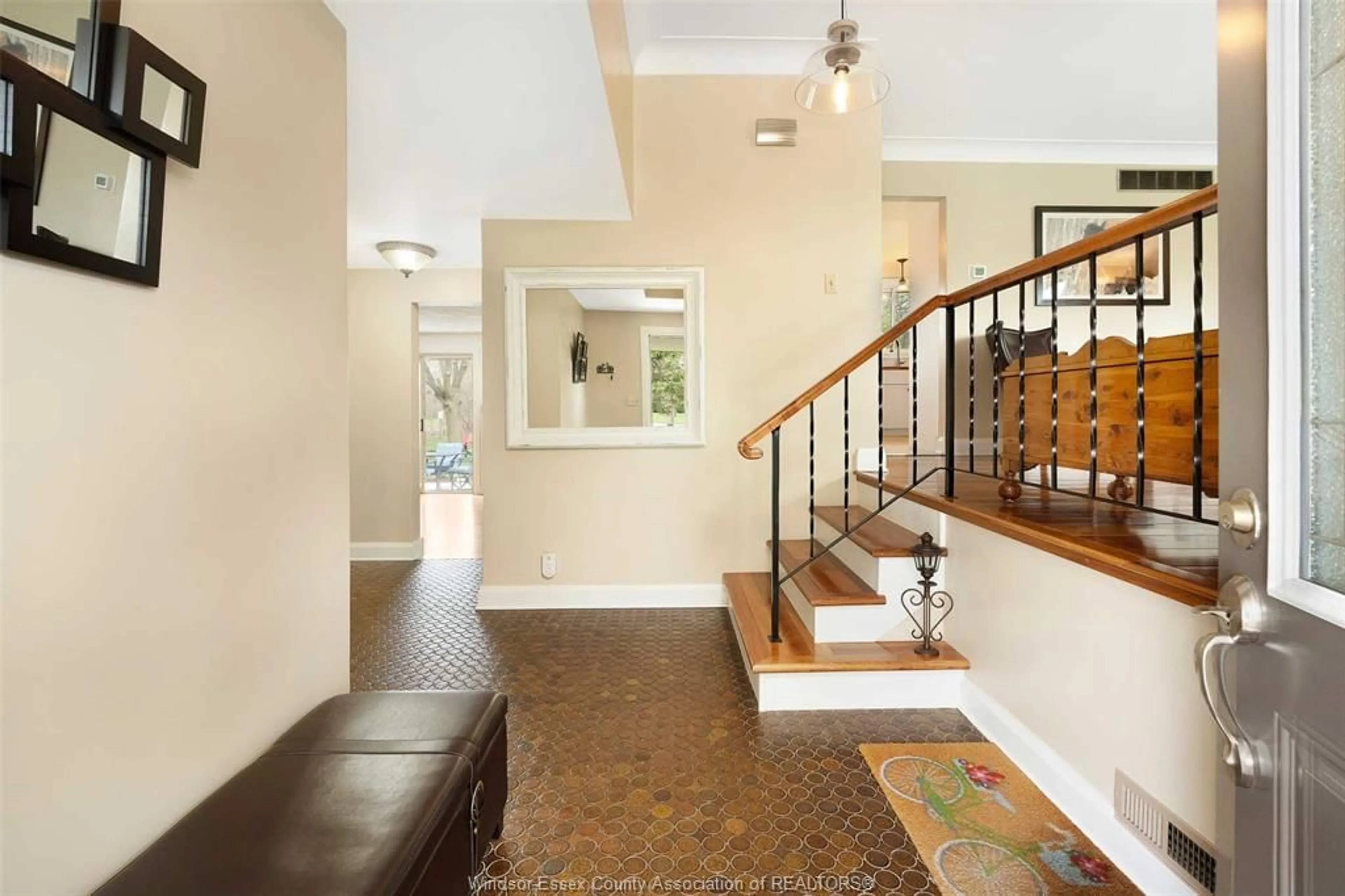 Indoor entryway for 6670 MALDEN Rd, LaSalle Ontario N9H 1T6
