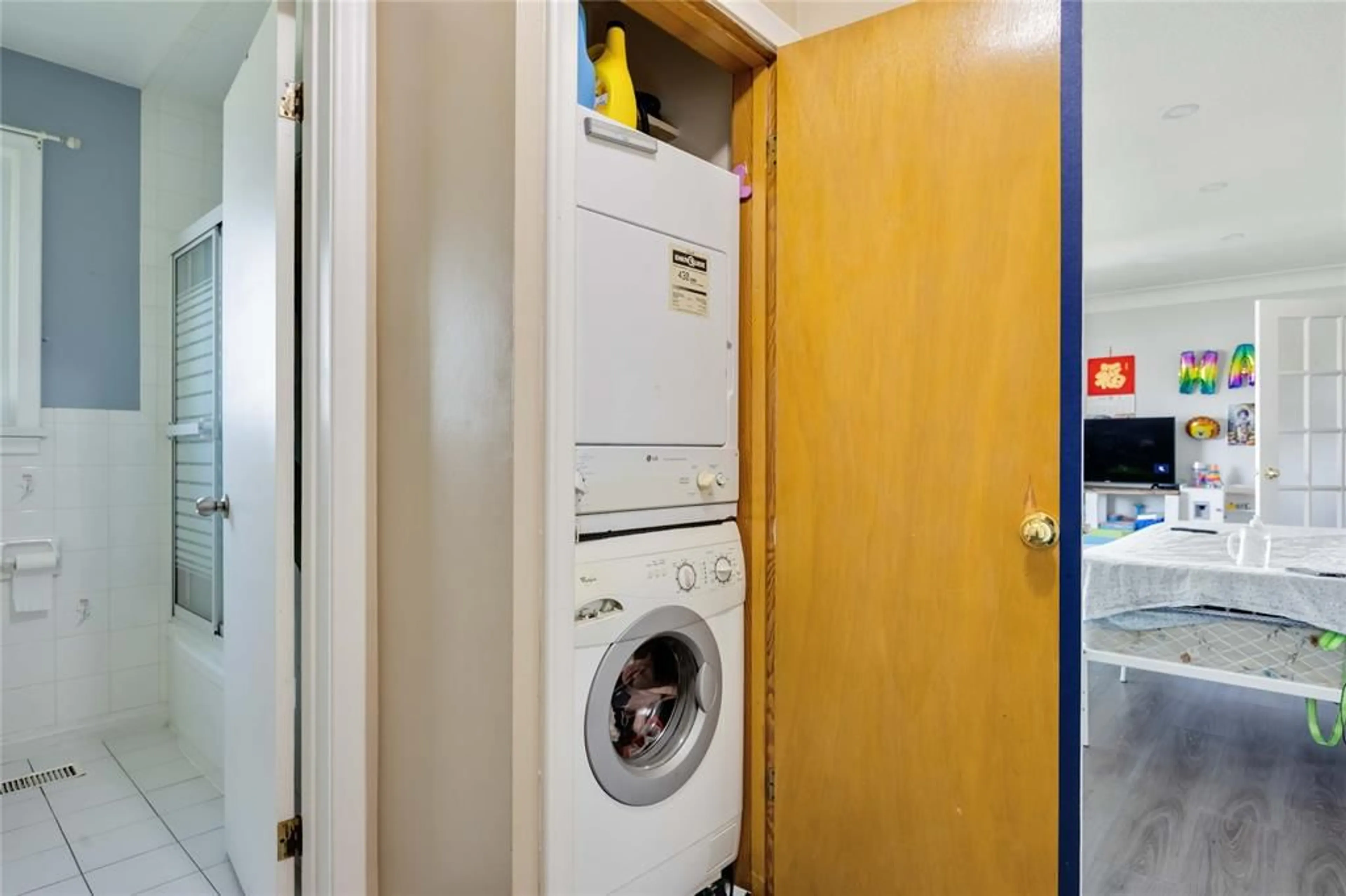 Laundry room for 66 TWEEDSMUIR Ave, Sarnia Ontario N7S 2S1