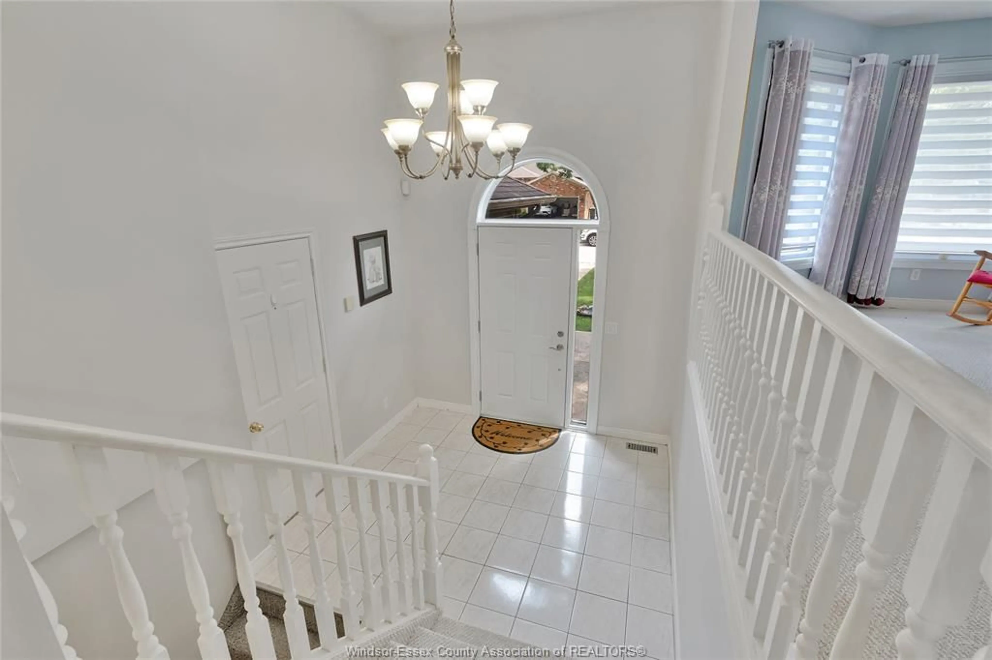 Indoor foyer for 537 GARY, LaSalle Ontario N9J 3C9