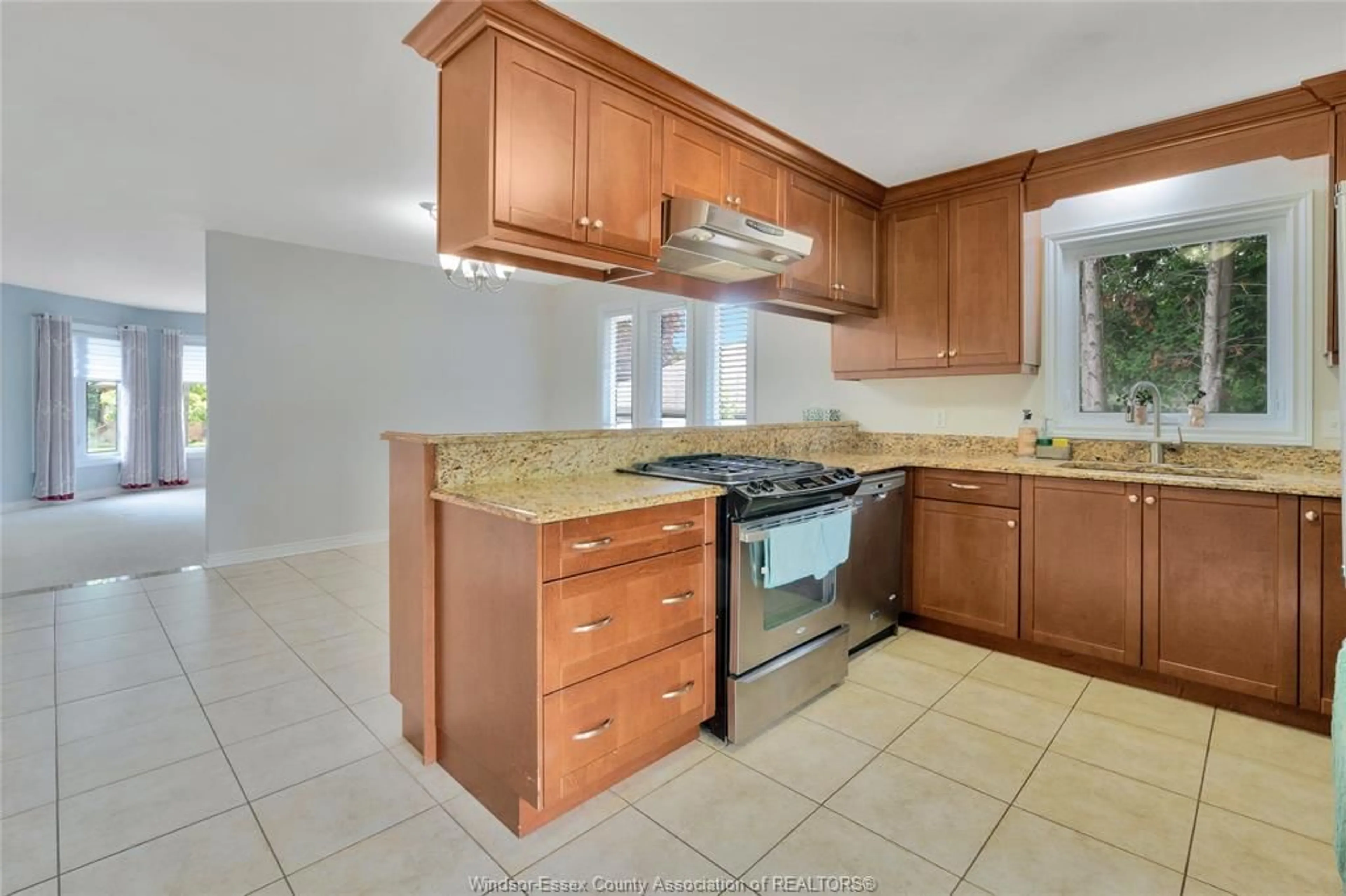 Standard kitchen, ceramic/tile floor for 537 GARY, LaSalle Ontario N9J 3C9