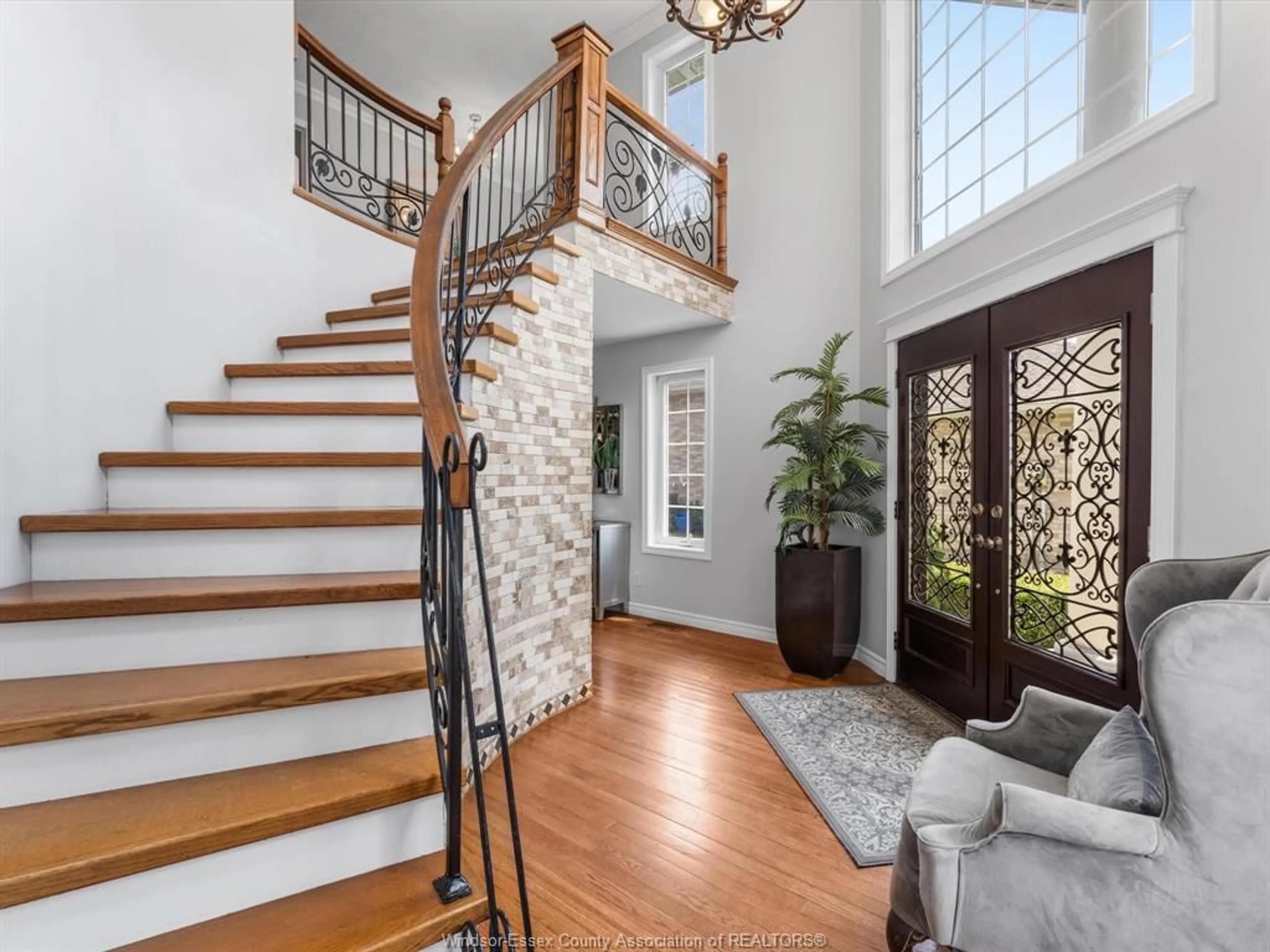 Indoor entryway for 25 IVY Lane, Kingsville Ontario N9Y 3Z9
