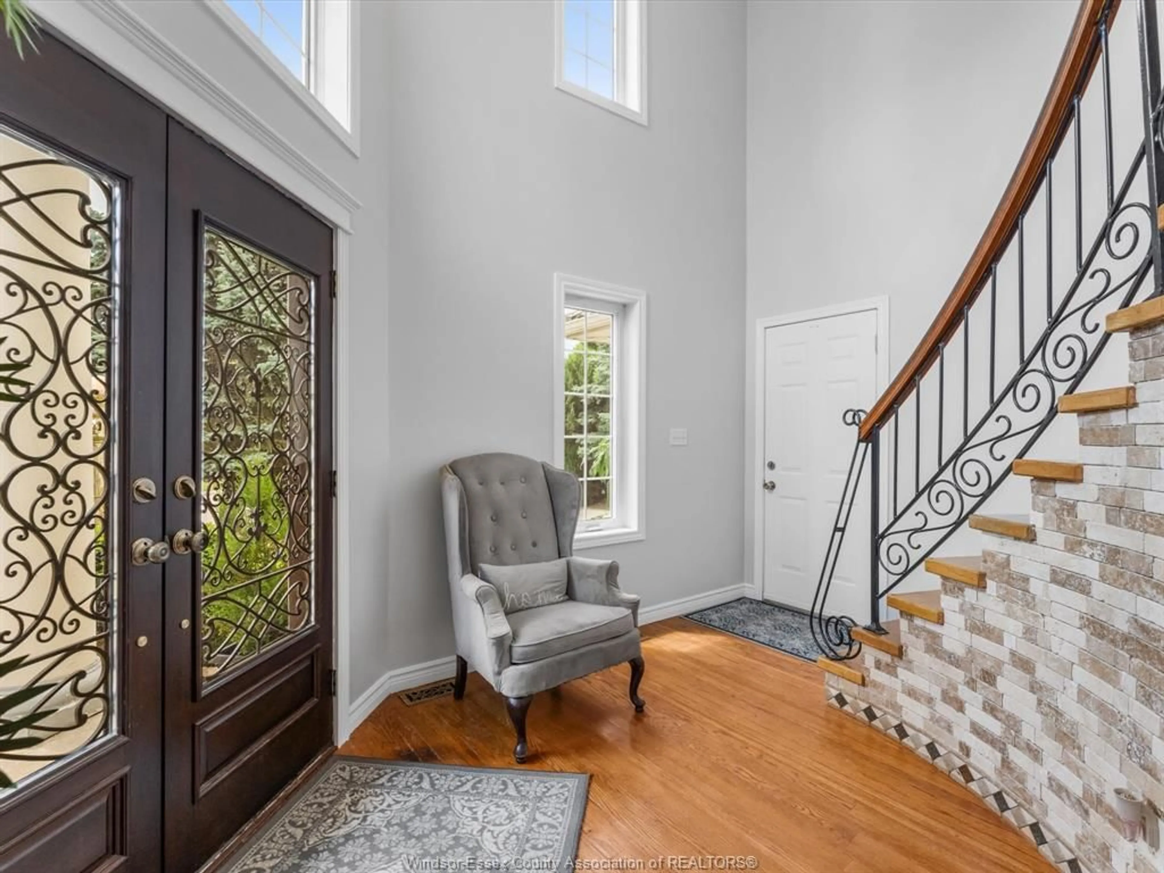 Indoor entryway for 25 IVY Lane, Kingsville Ontario N9Y 3Z9