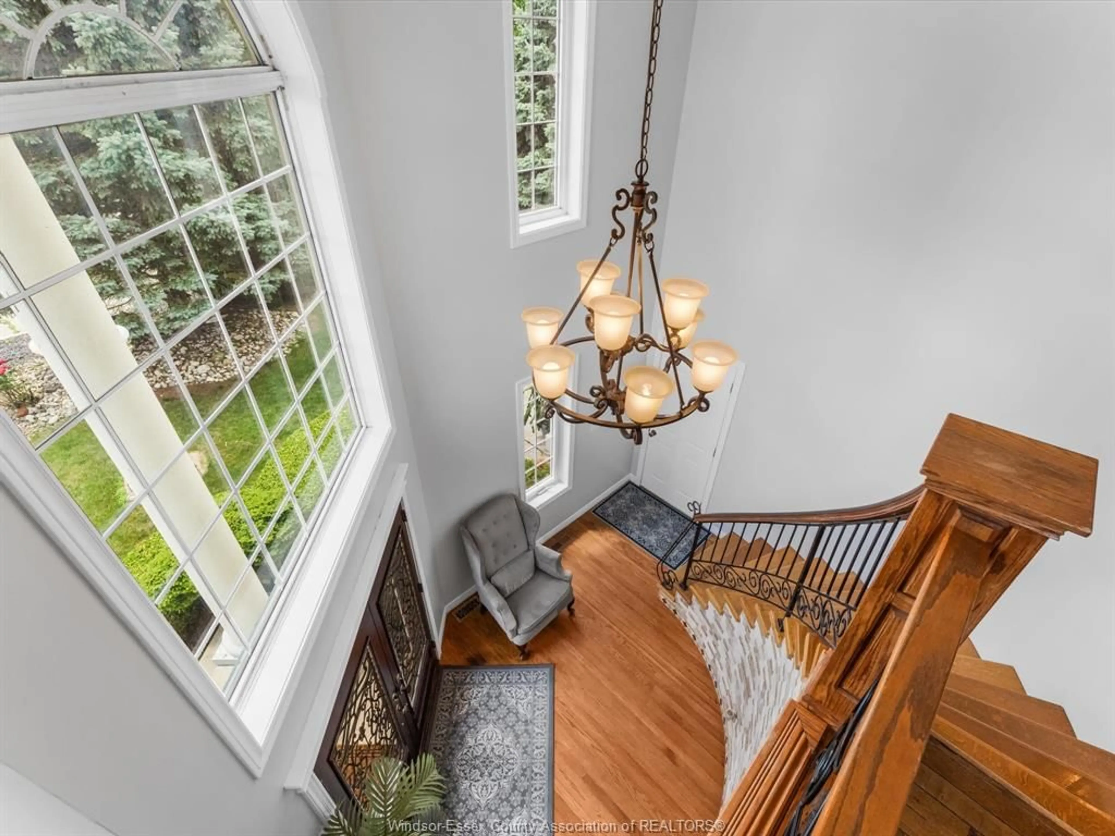 Indoor foyer for 25 IVY Lane, Kingsville Ontario N9Y 3Z9