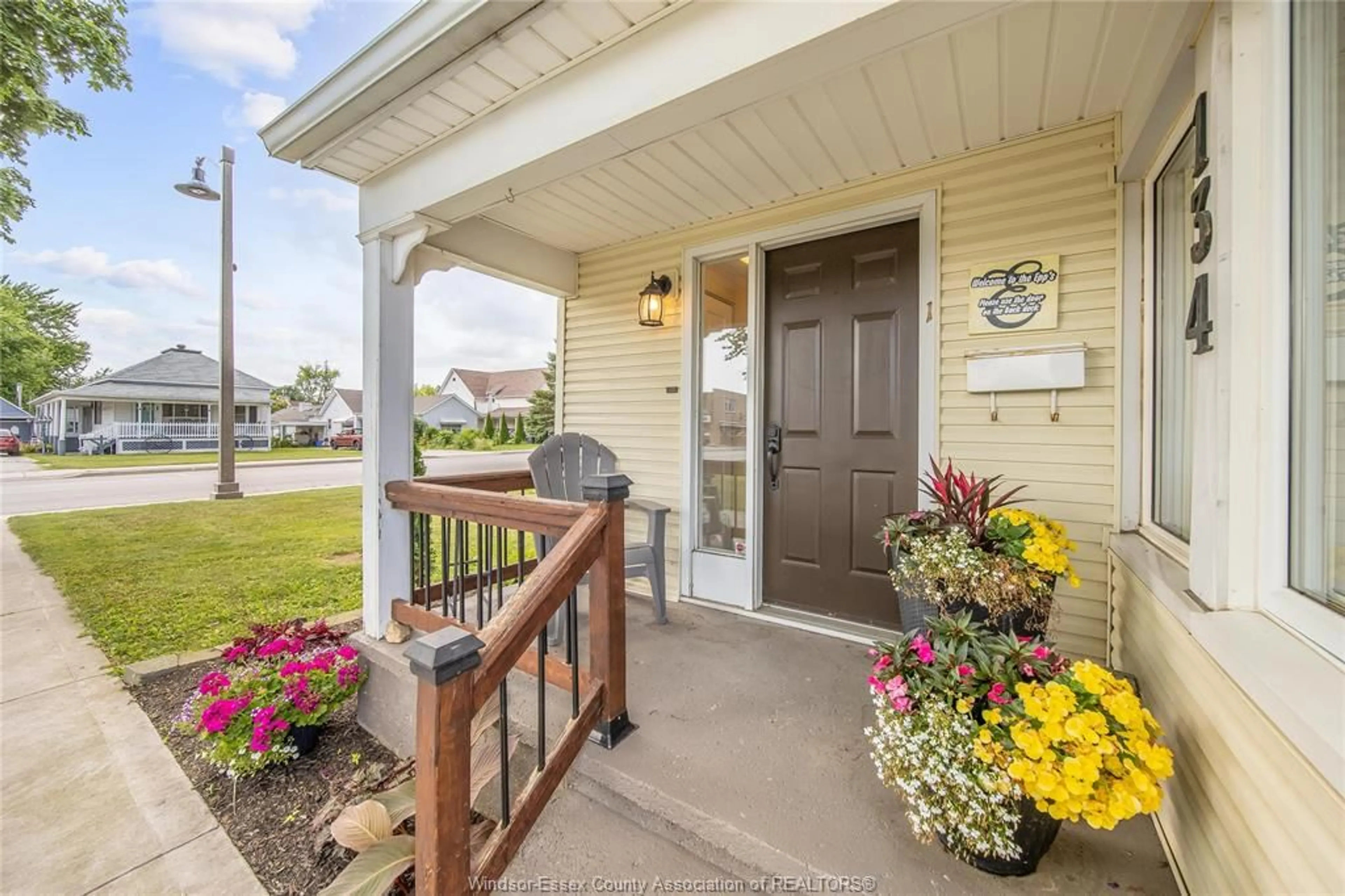 Indoor entryway for 134 QUEEN St, Harrow Ontario N0R 1G0