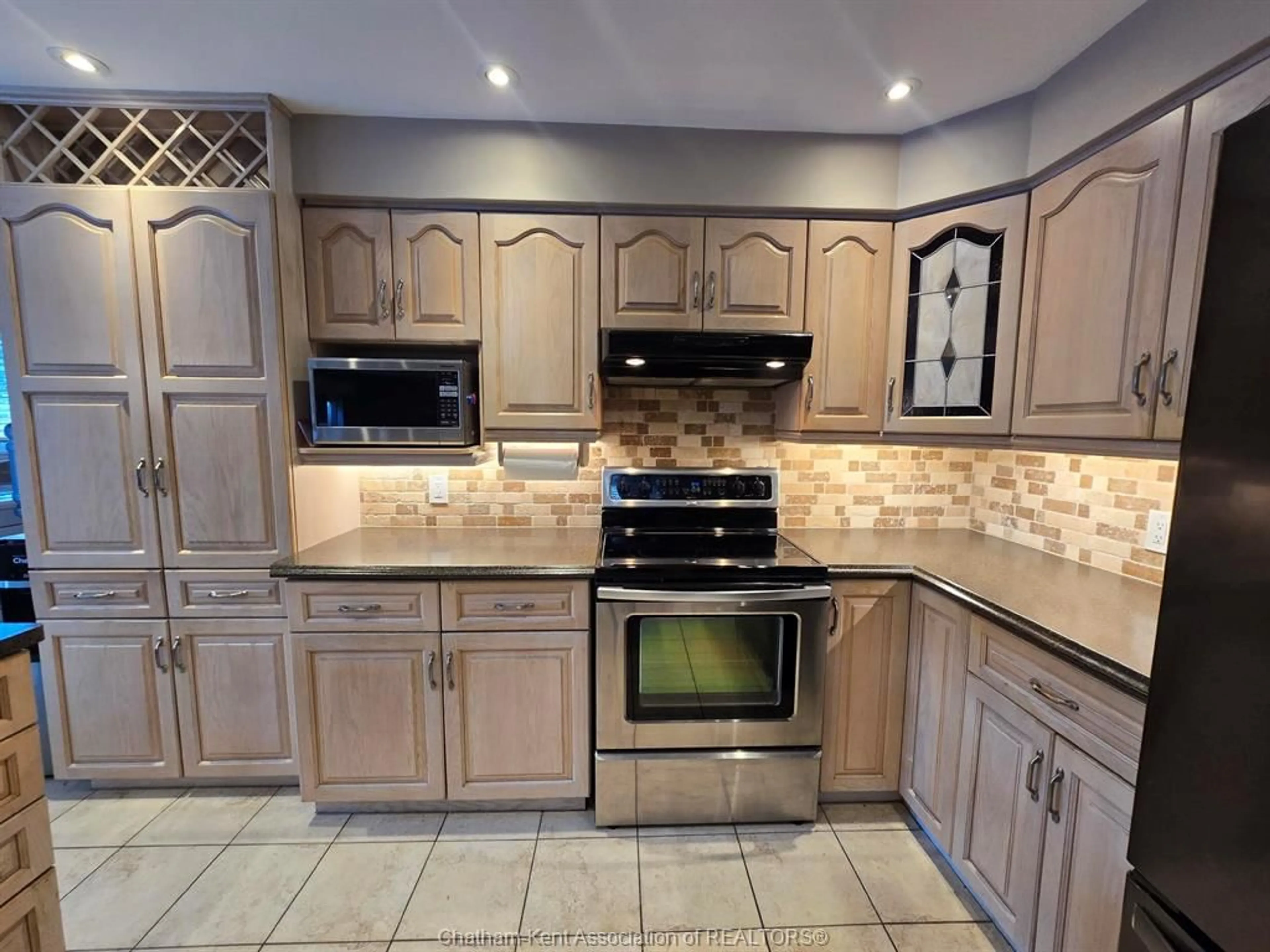 Open concept kitchen, ceramic/tile floor for 27 Pamela Cres, Chatham Ontario N7L 4S4