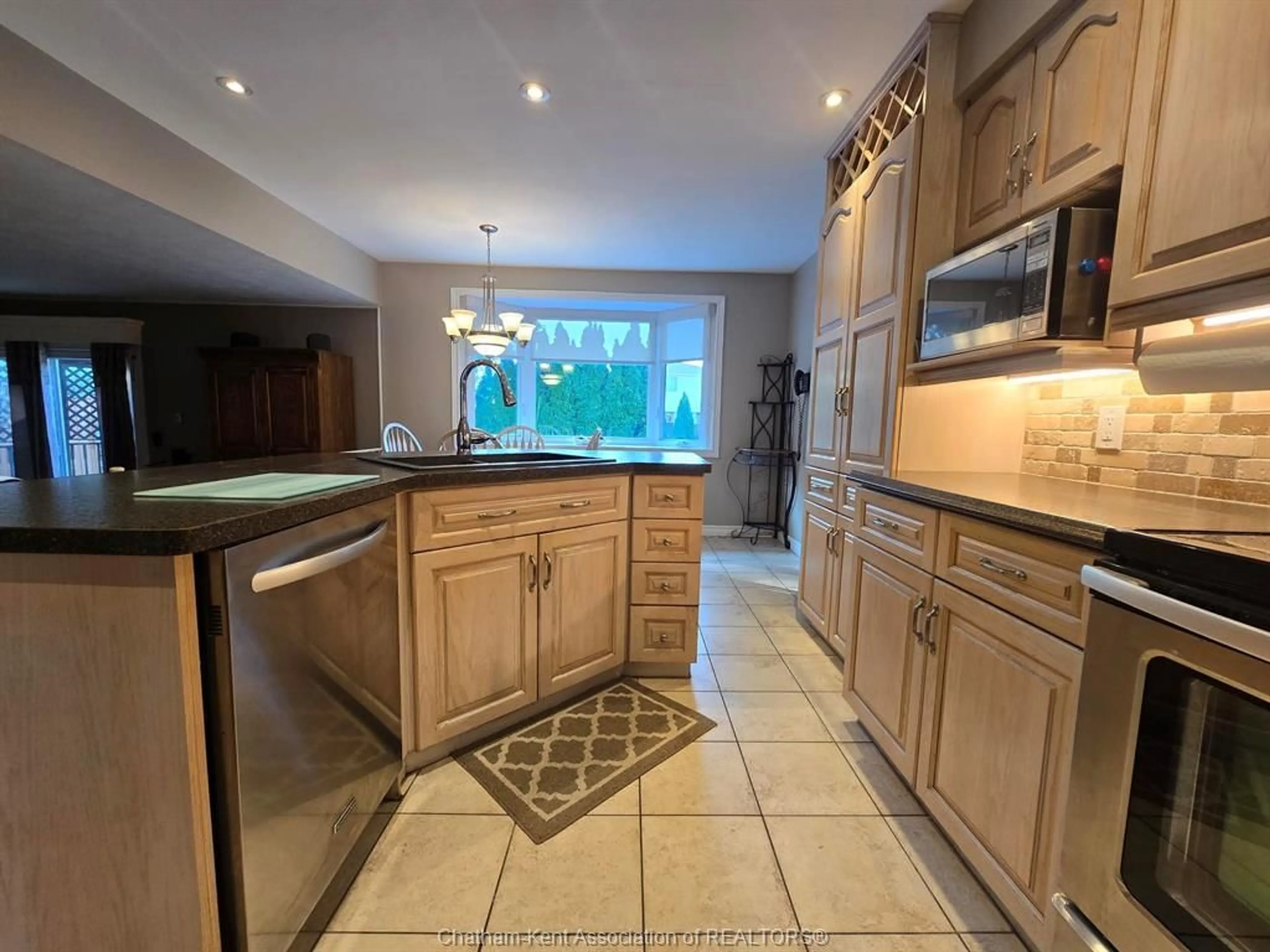 Open concept kitchen, ceramic/tile floor for 27 Pamela Cres, Chatham Ontario N7L 4S4