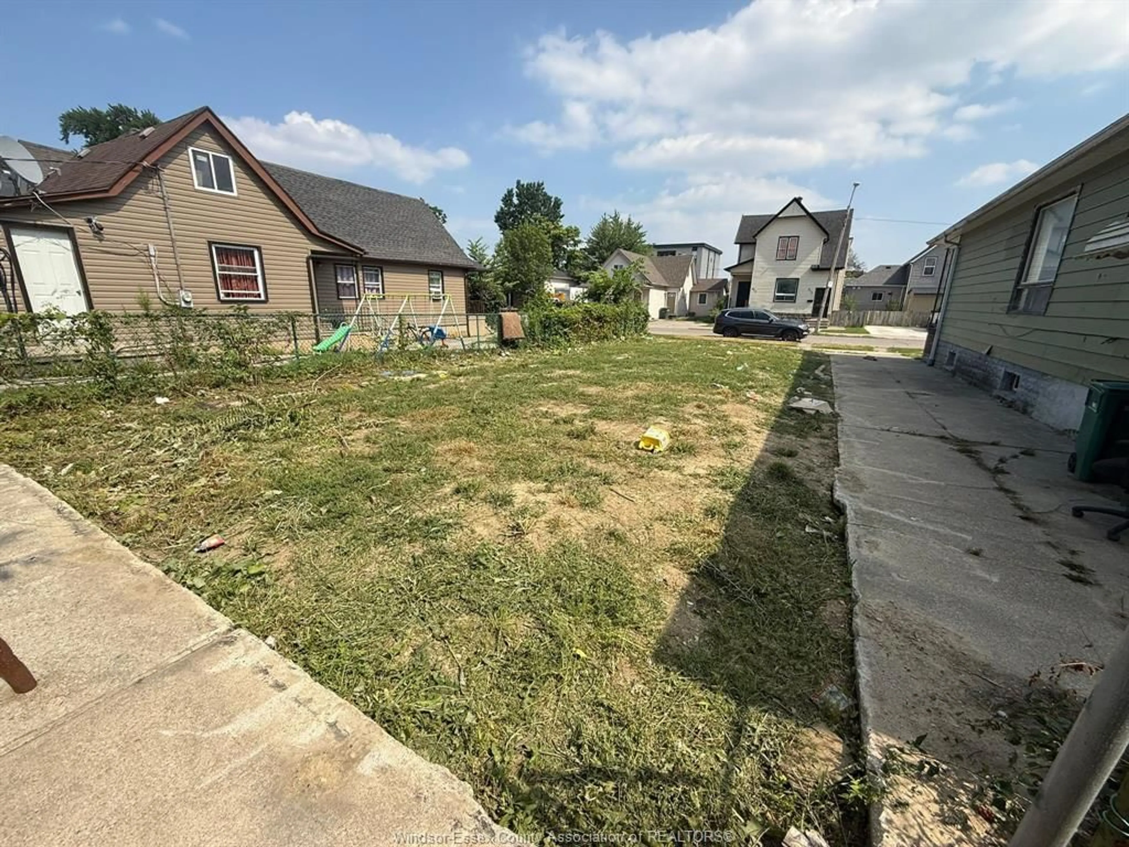 A pic from outside/outdoor area/front of a property/back of a property/a pic from drone, street for 814 Brant, Windsor Ontario N9A 3G1
