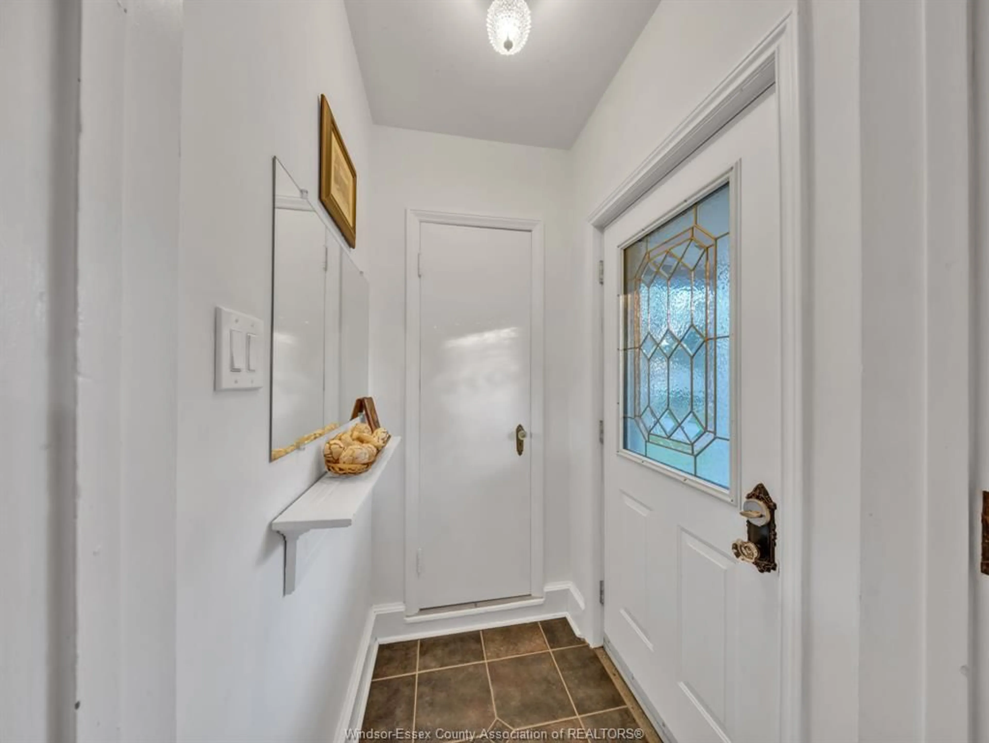 Indoor entryway for 284 PRADO, Windsor Ontario N8S 2H1