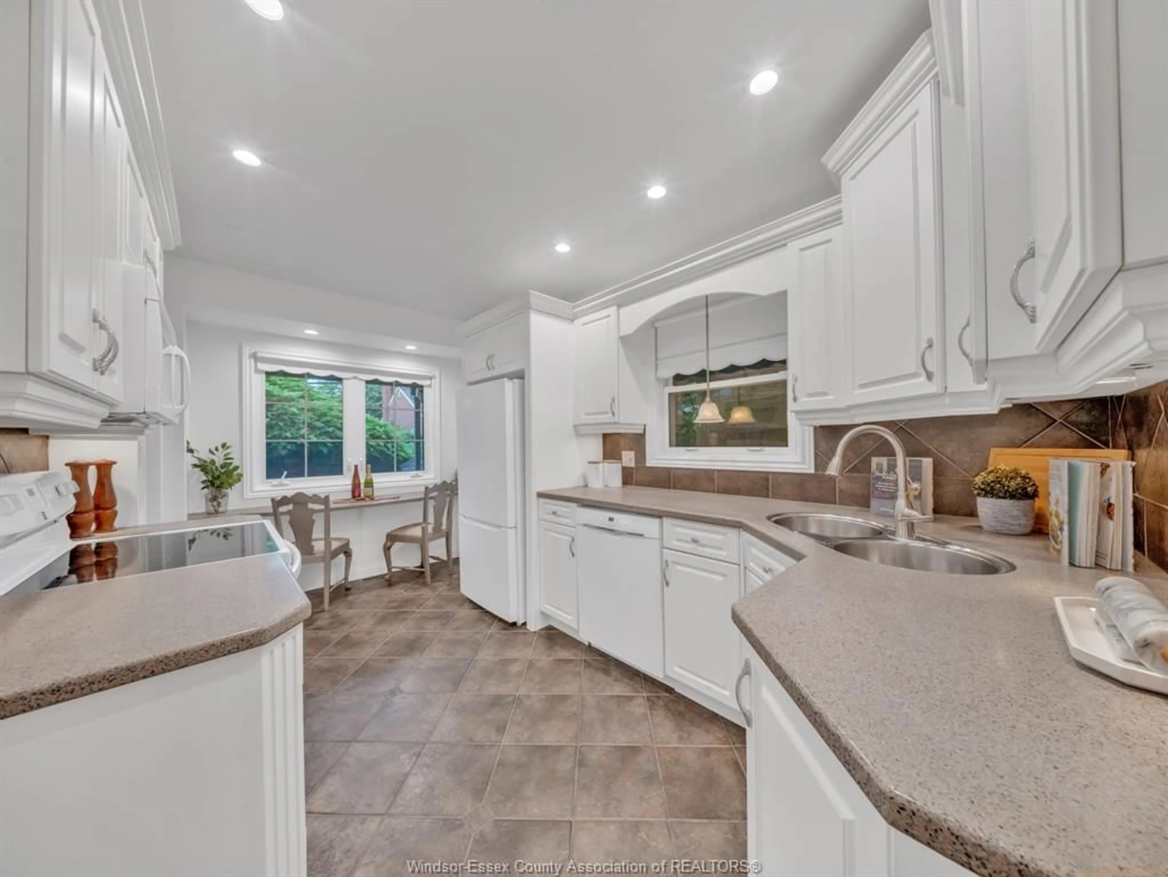 Open concept kitchen, ceramic/tile floor for 284 PRADO, Windsor Ontario N8S 2H1