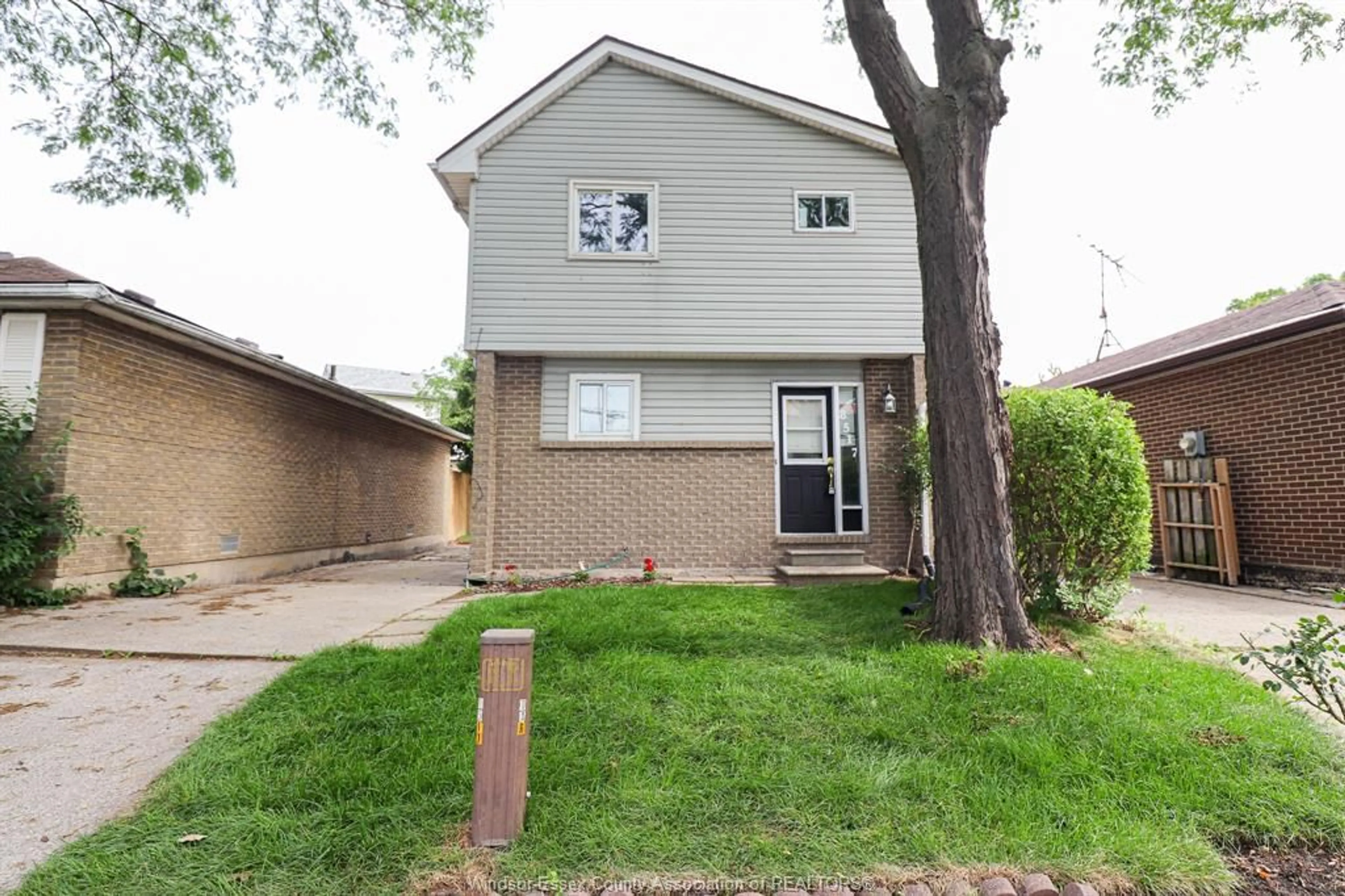 Unknown for 8517 DARLINGTON Cres, Windsor Ontario N8S 4M3