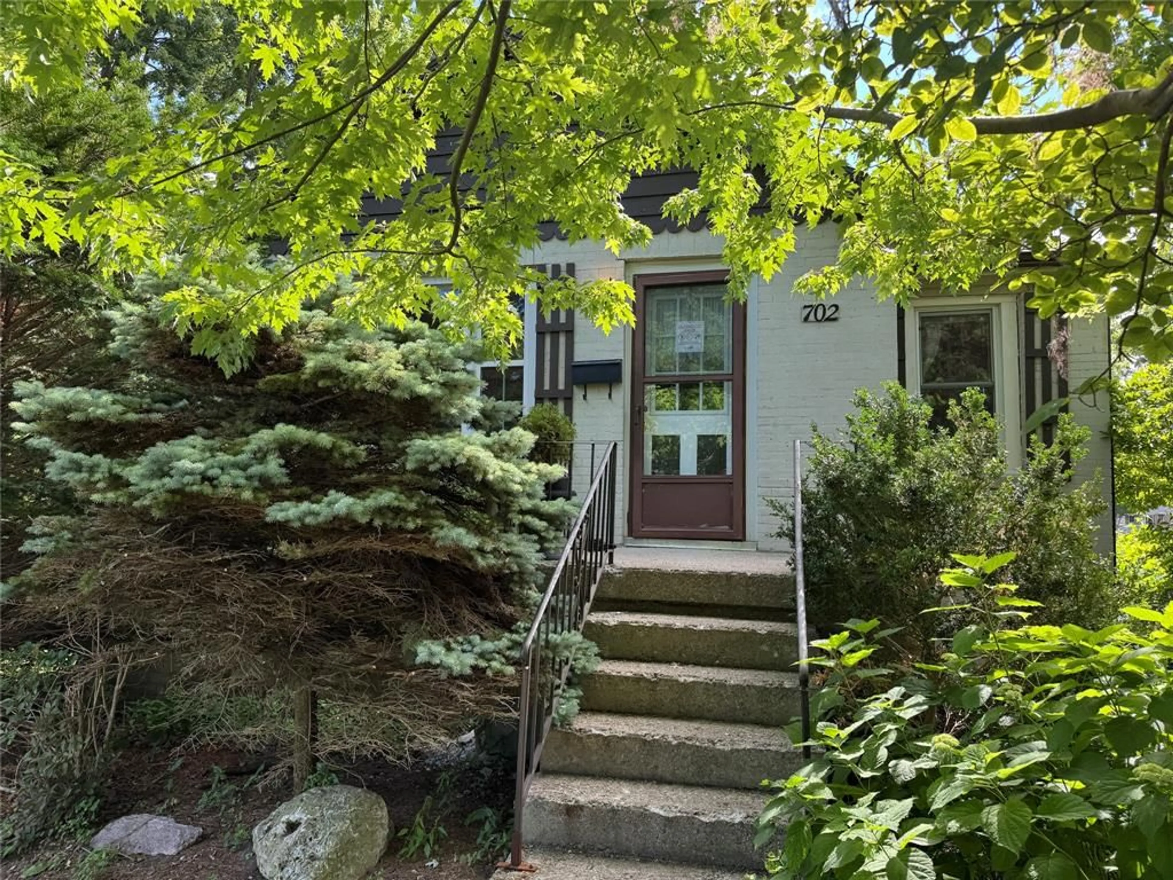 Indoor entryway for 702 ELIZABETH Ave, Sarnia Ontario N7S 2V1