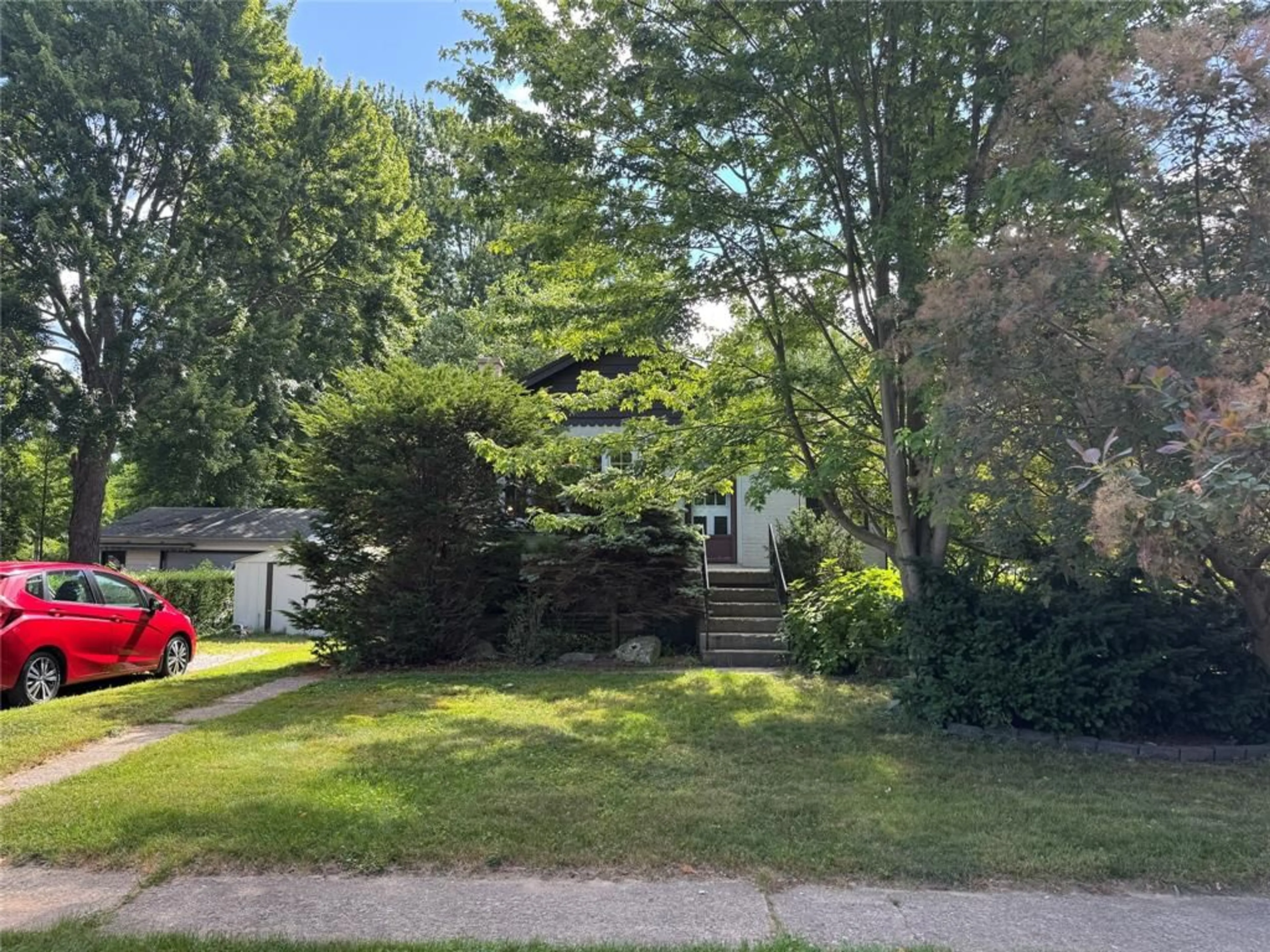A pic from outside/outdoor area/front of a property/back of a property/a pic from drone, street for 702 ELIZABETH Ave, Sarnia Ontario N7S 2V1