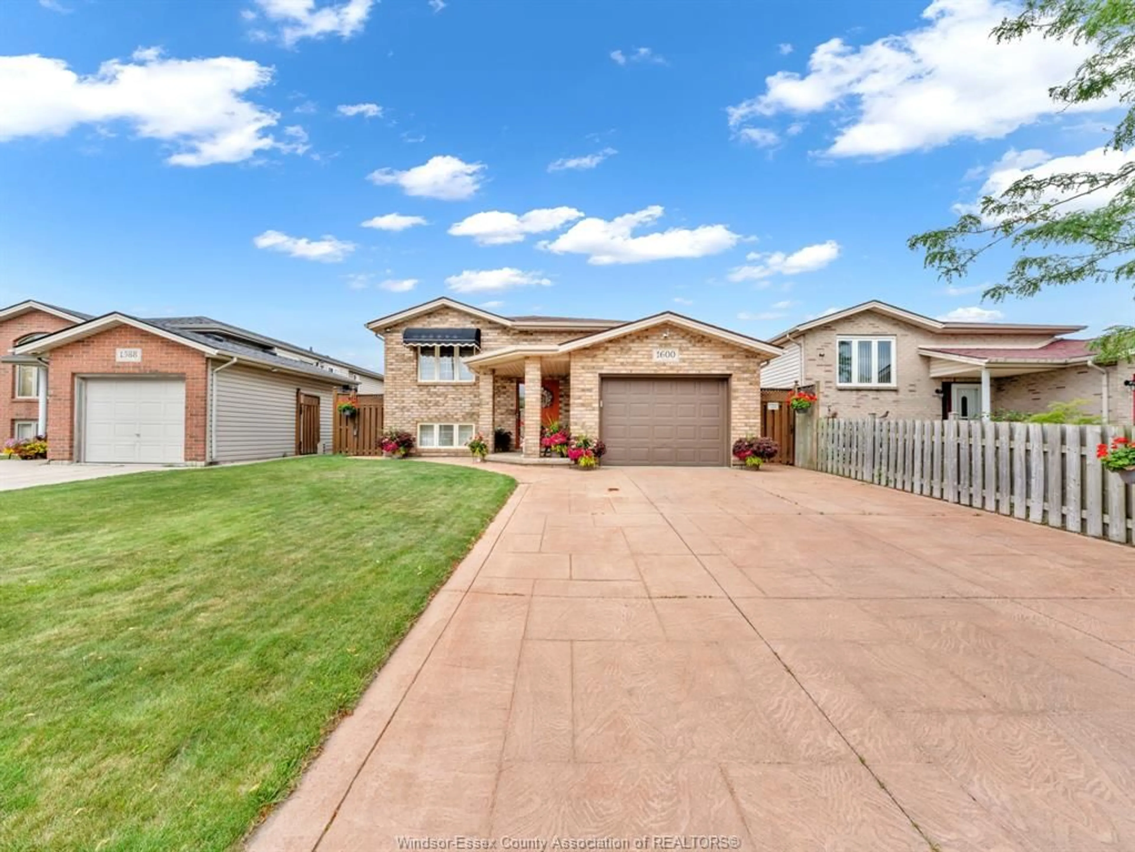 A pic from outside/outdoor area/front of a property/back of a property/a pic from drone, street for 1600 KAMLOOPS, Windsor Ontario N8W 5V1