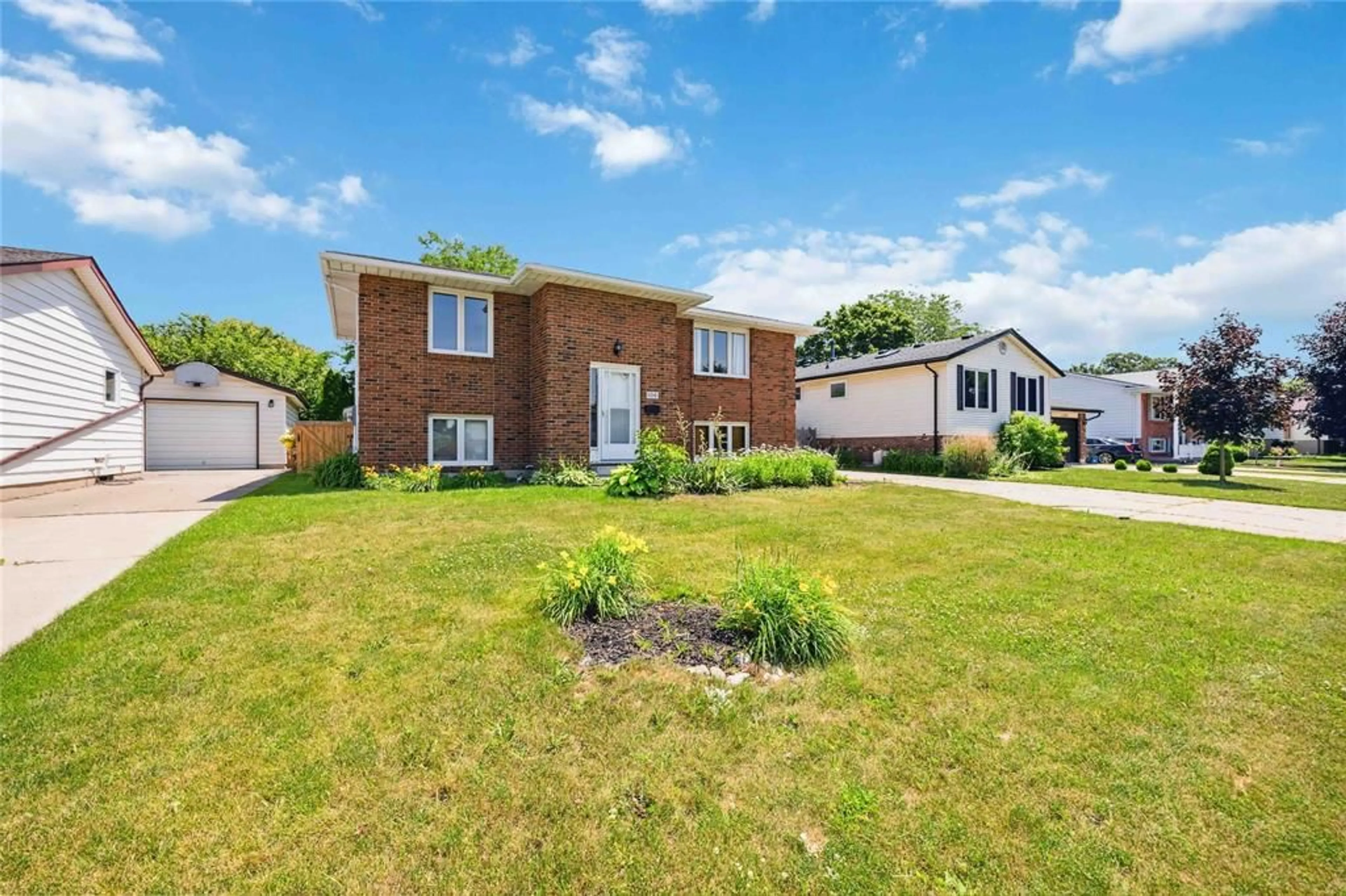 A pic from outside/outdoor area/front of a property/back of a property/a pic from drone, unknown for 106 Hastings Cres, Sarnia Ontario N7S 5K5
