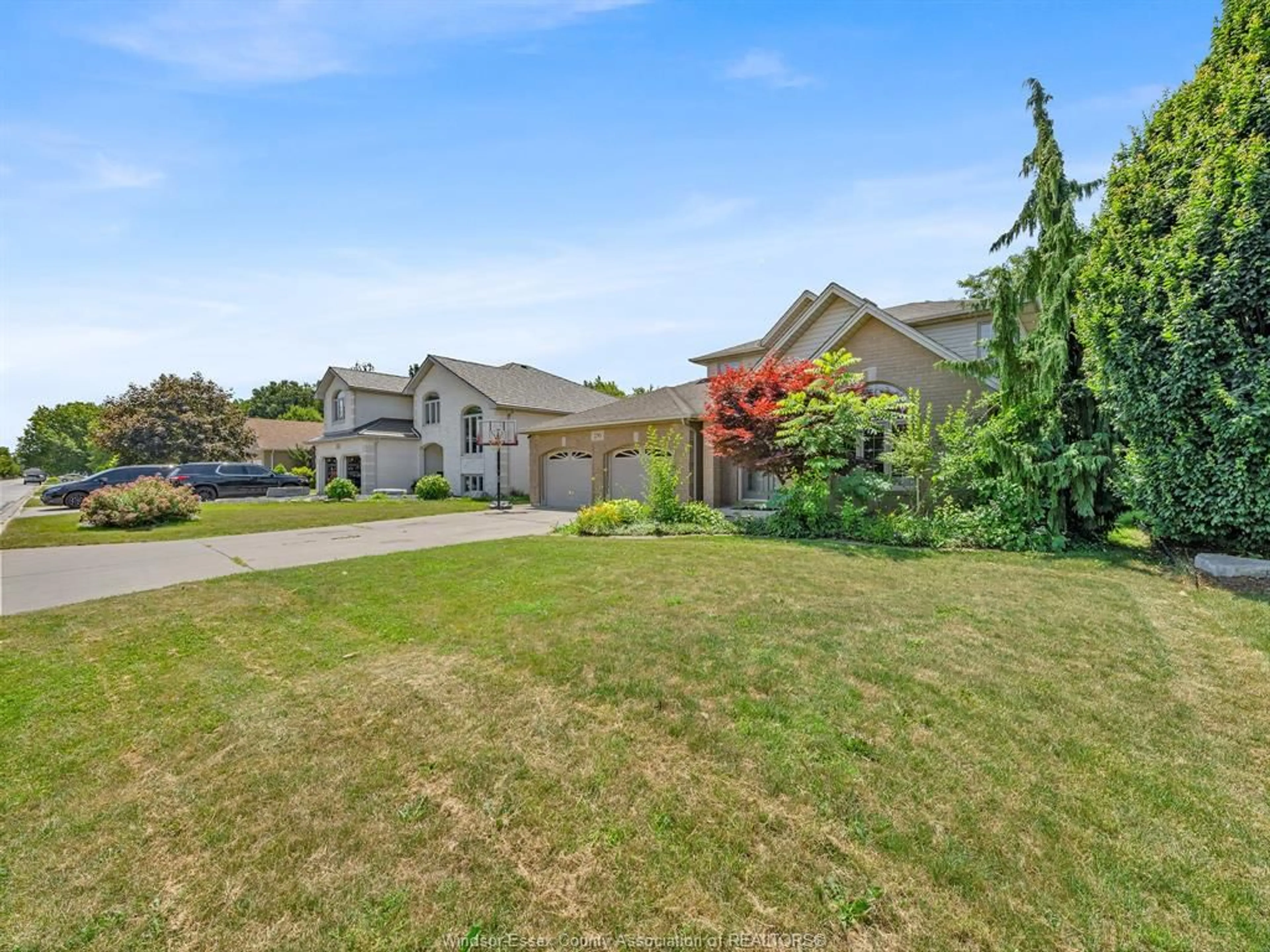 A pic from outside/outdoor area/front of a property/back of a property/a pic from drone, street for 250 WOODVIEW Dr, Essex Ontario N9M 3E8