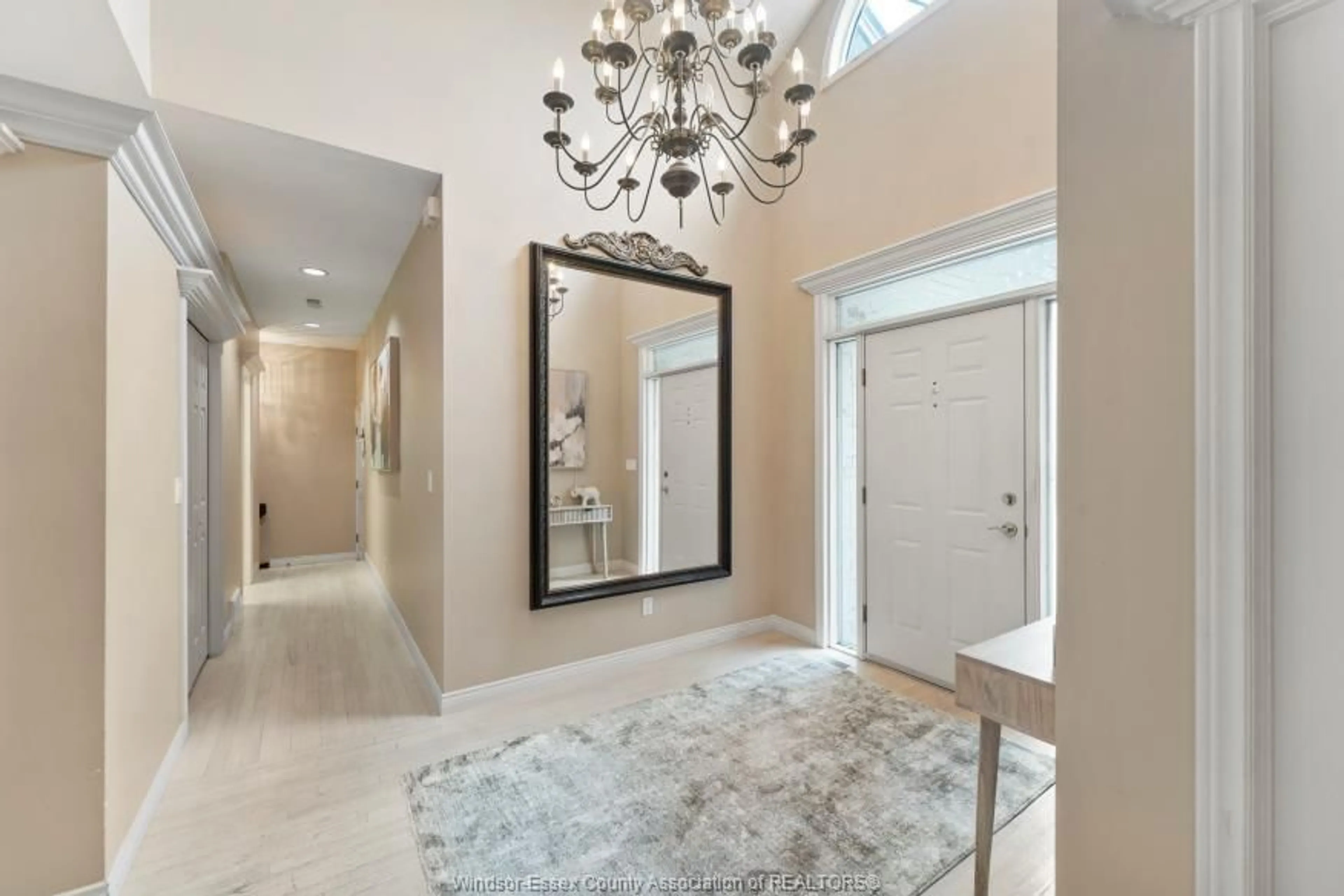 Indoor entryway for 225 SOUTHWIND, Tecumseh Ontario N8N 4Y5