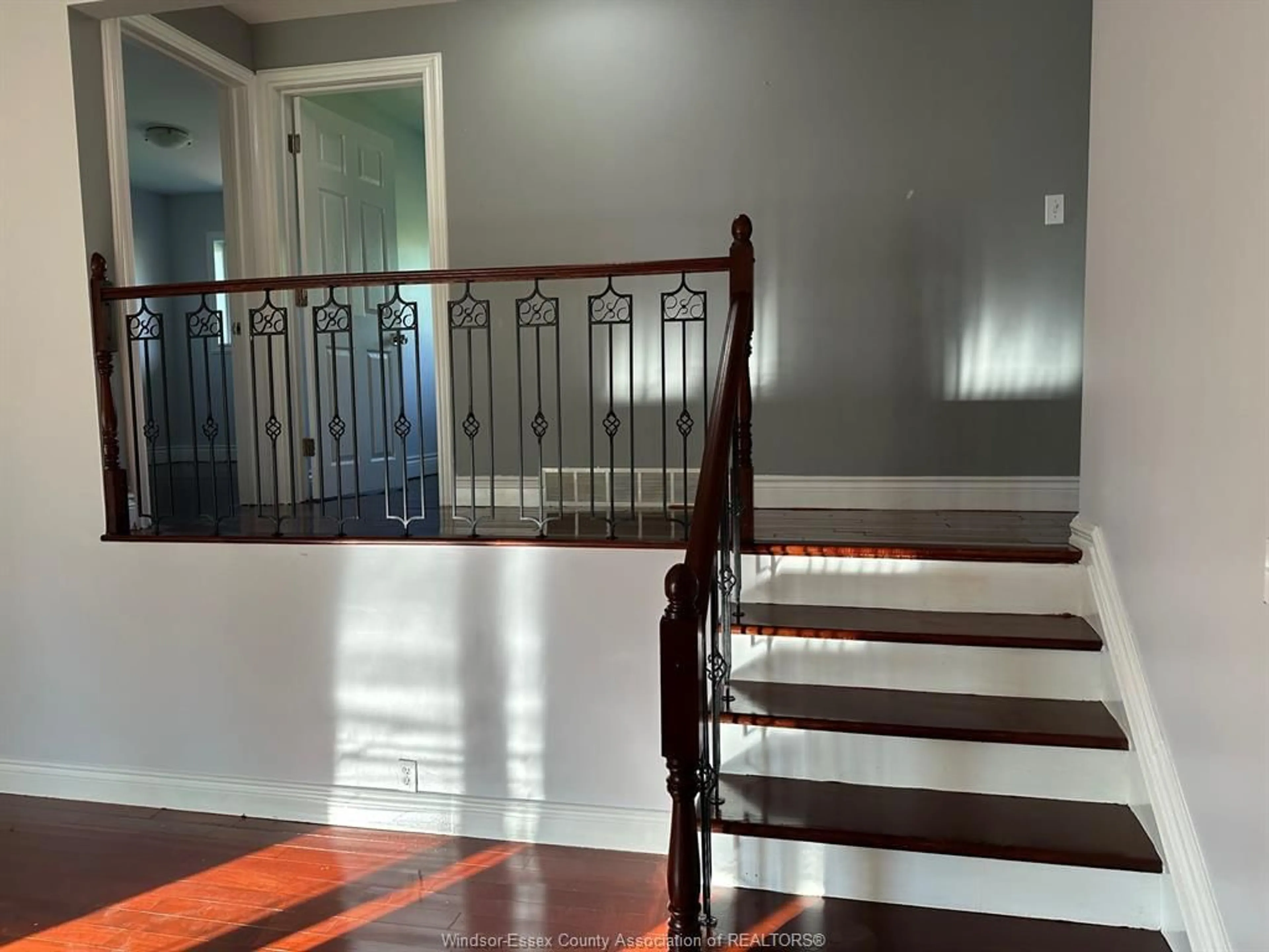 Indoor foyer for 3610 Woodland, Windsor Ontario N9E 1Z8
