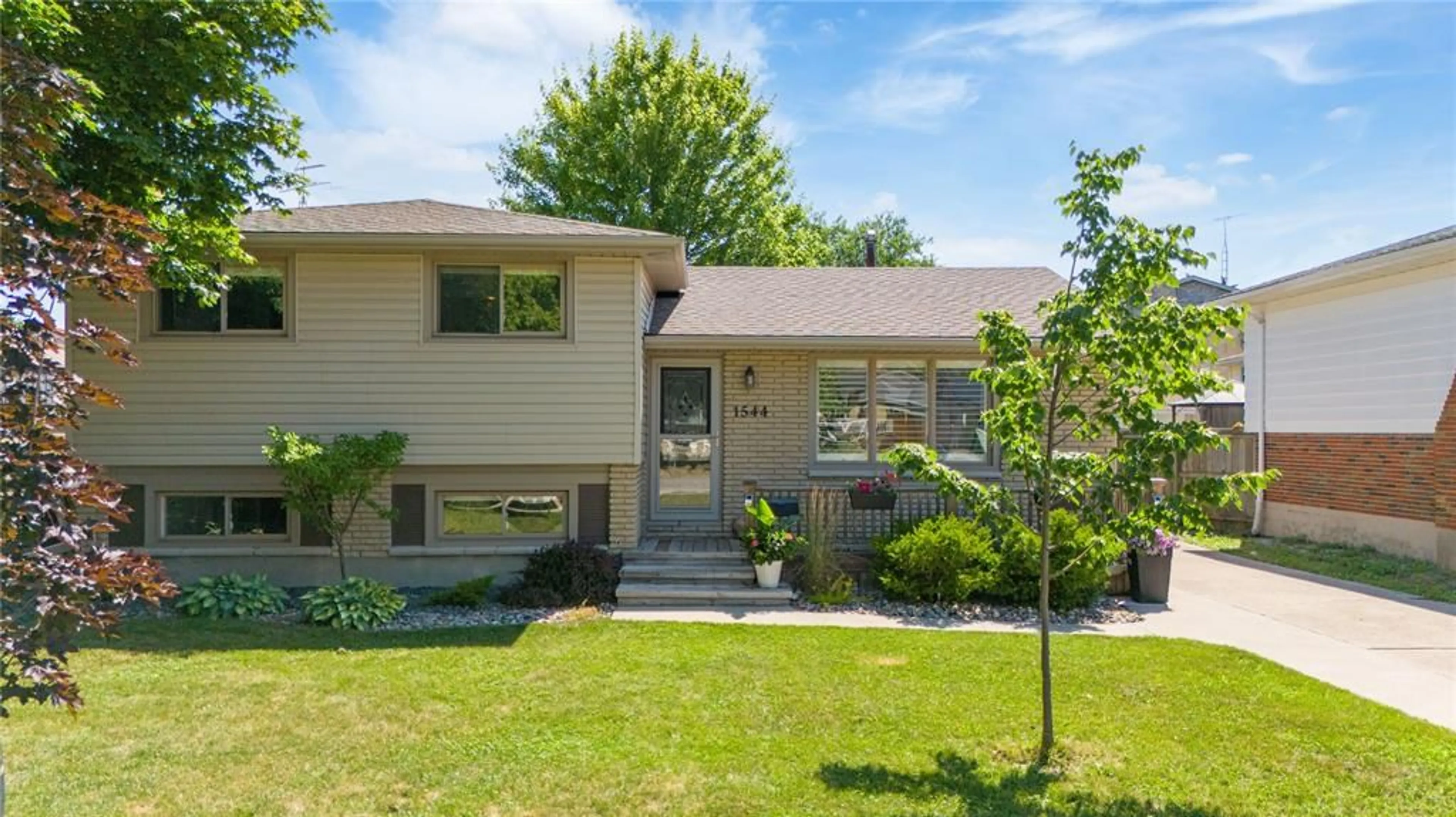 Home with vinyl exterior material, street for 1544 Colborne Rd, Sarnia Ontario N7V 3M4