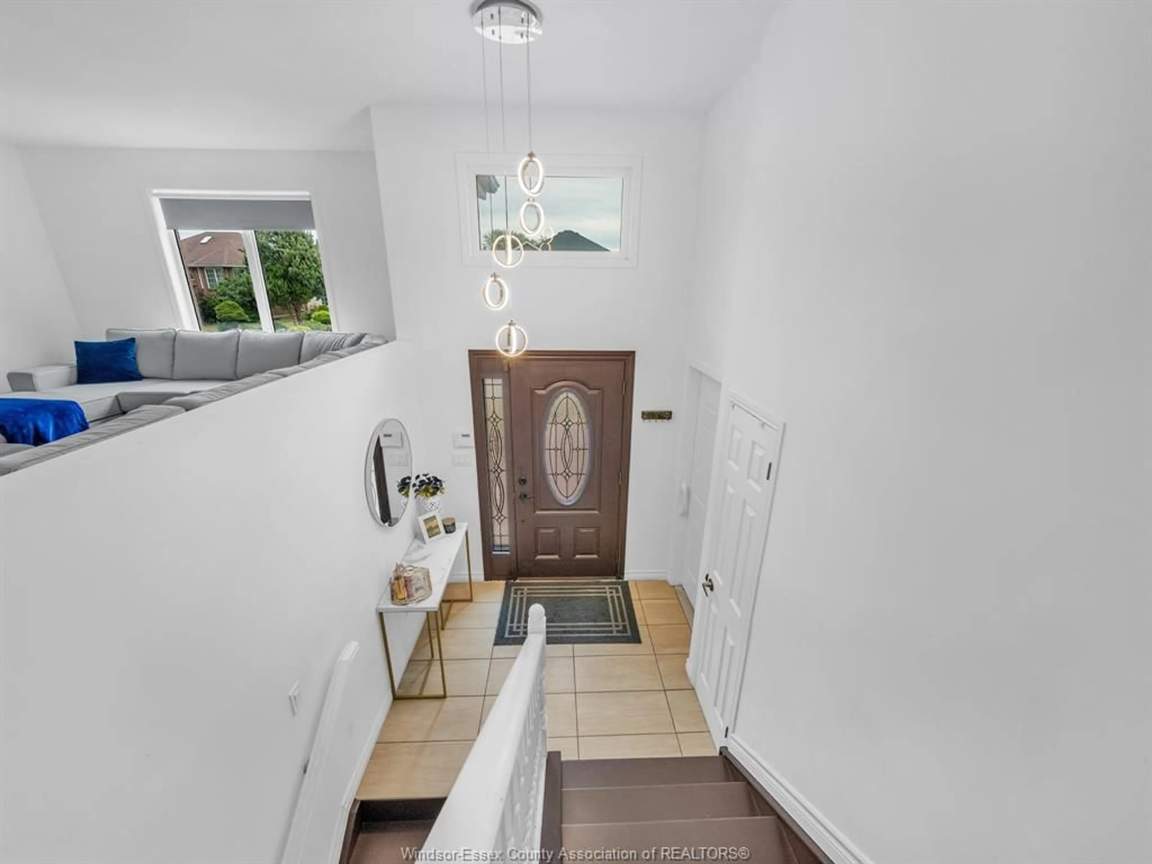 Indoor entryway for 882 MARCUZ Crt, Windsor Ontario N9G 2T3