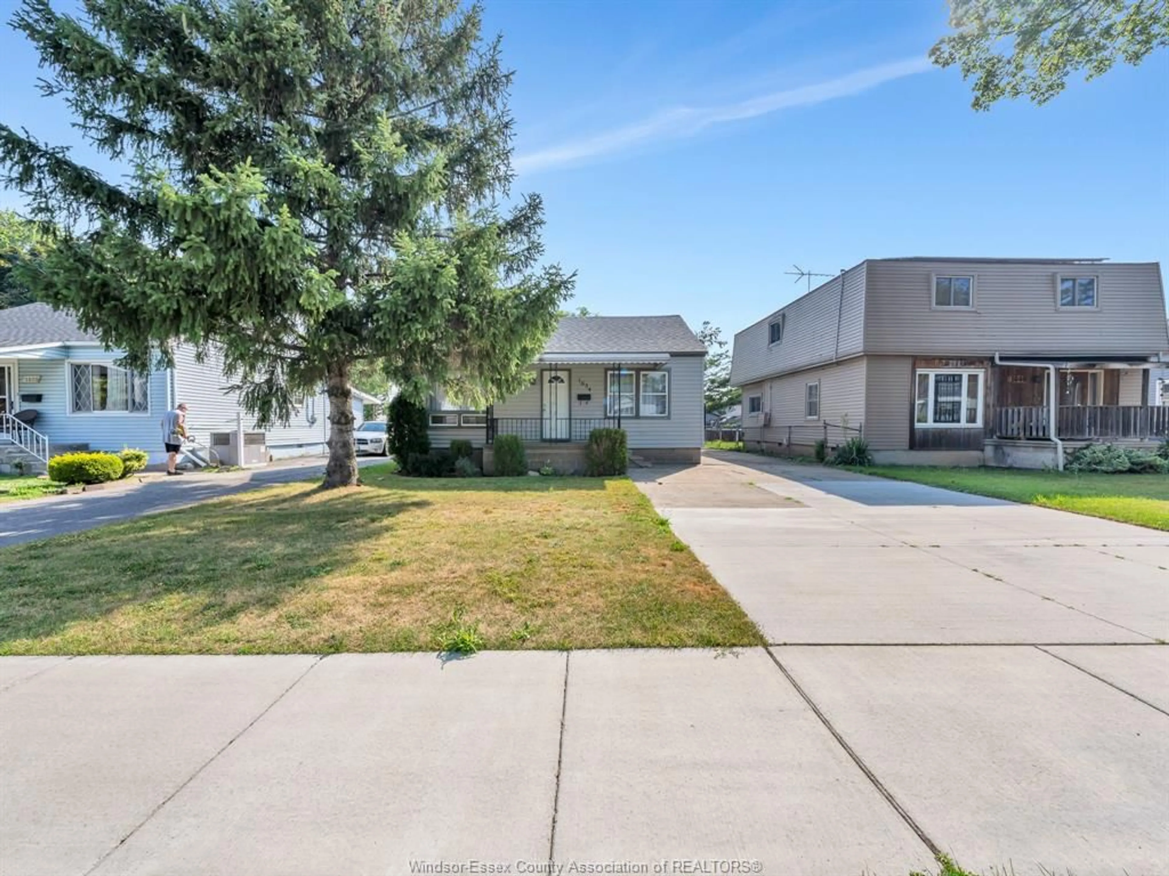 A pic from outside/outdoor area/front of a property/back of a property/a pic from drone, street for 1634 AUBIN Rd, Windsor Ontario N8Y 4G4