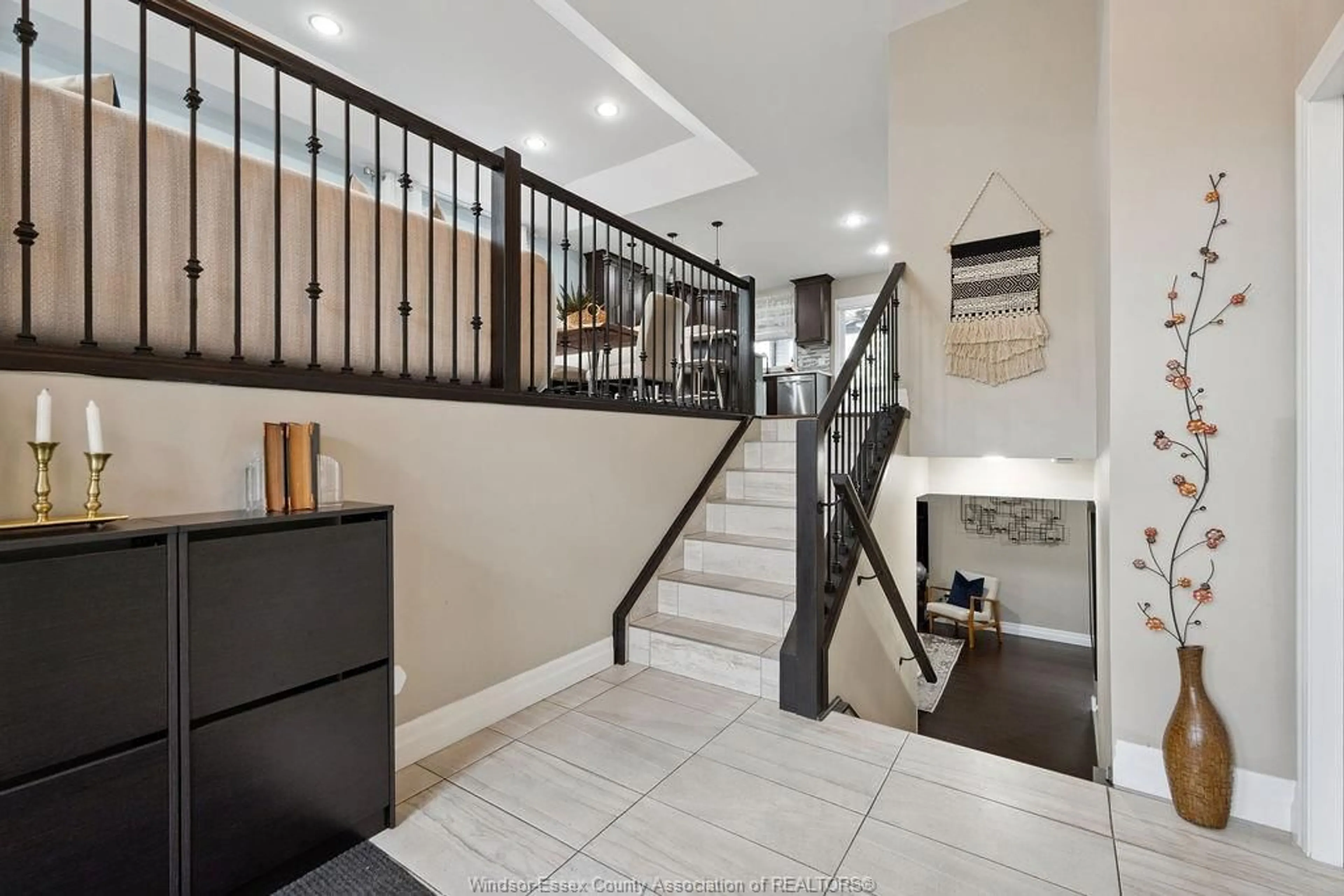 Indoor foyer for 1424 HARRISON St, LaSalle Ontario N9H 0E9