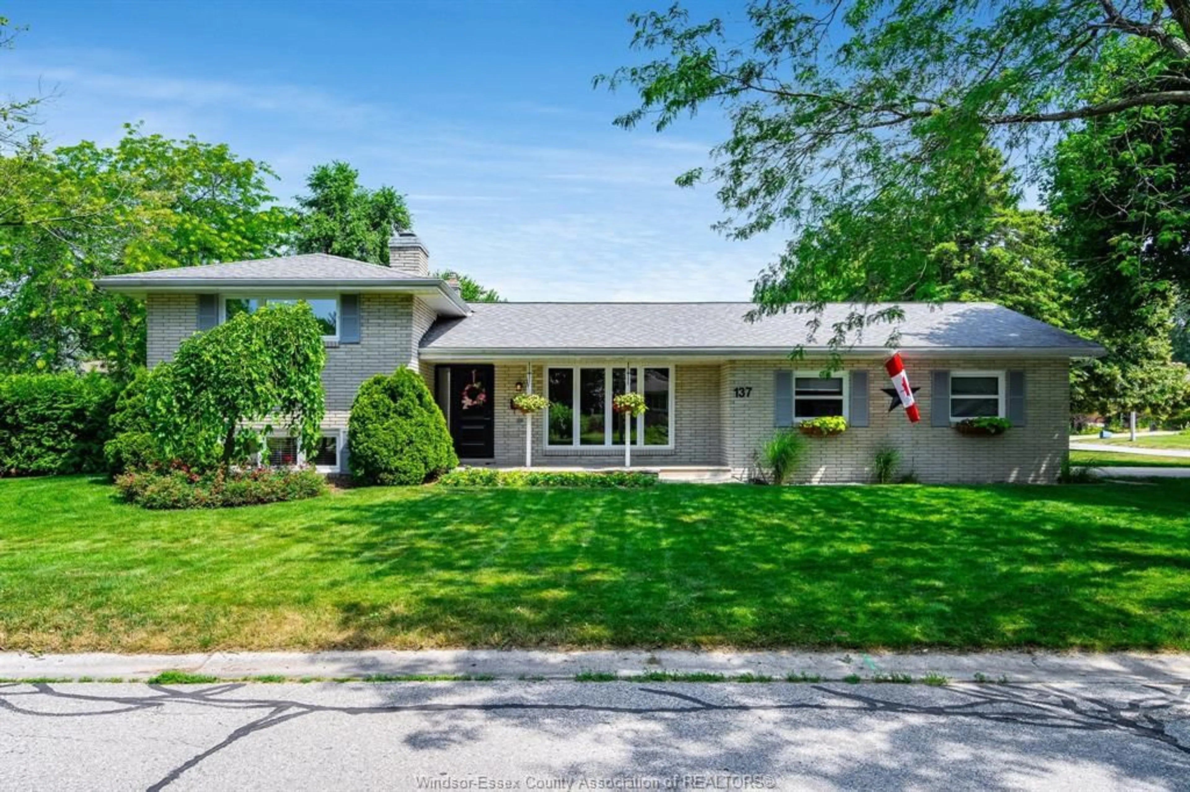 Home with vinyl exterior material, street for 137 McCallum Drive, Kingsville Ontario N9Y 1G6
