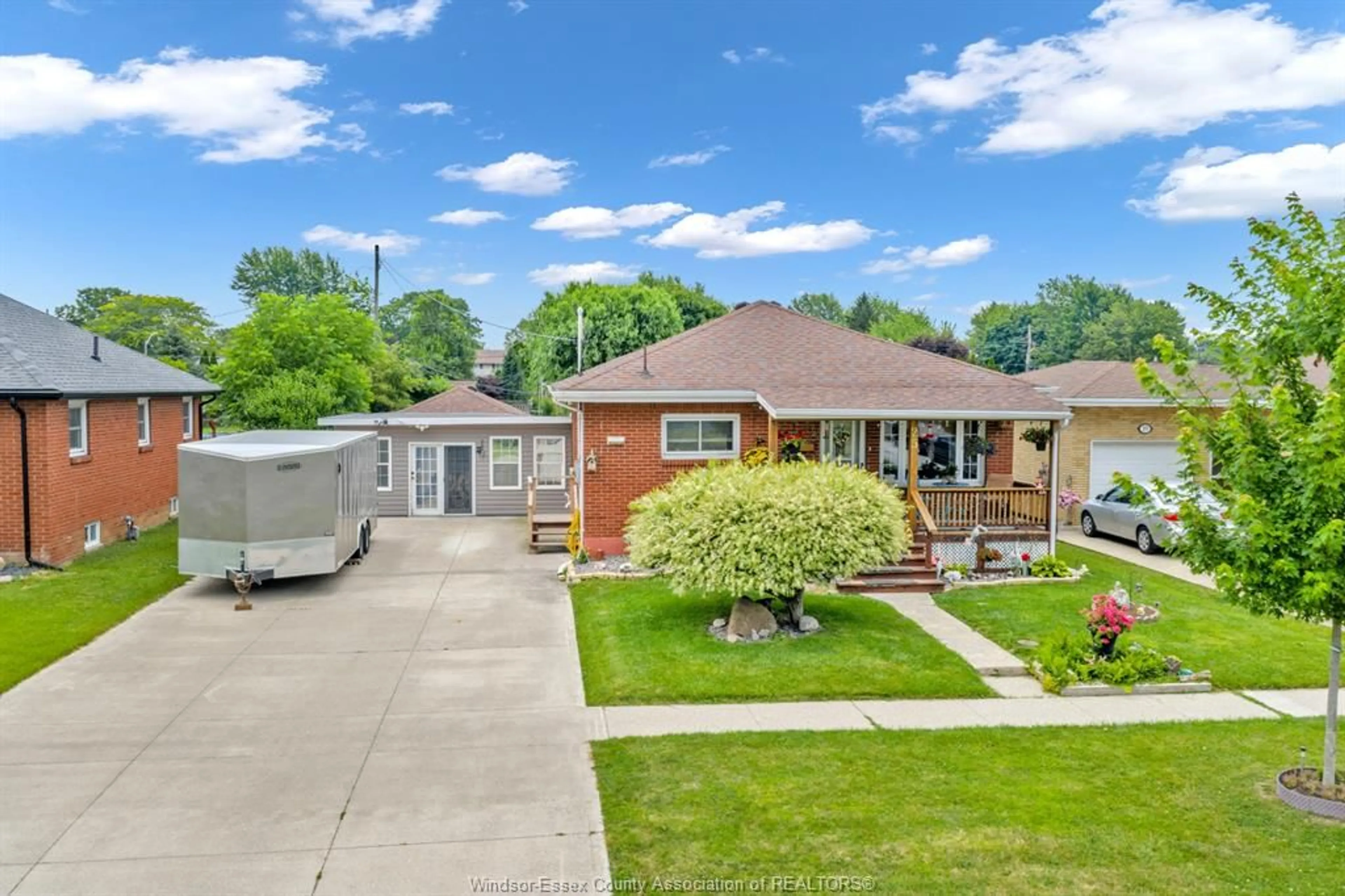 A pic from outside/outdoor area/front of a property/back of a property/a pic from drone, street for 25 VICTORIA, Amherstburg Ontario N9V 2X7