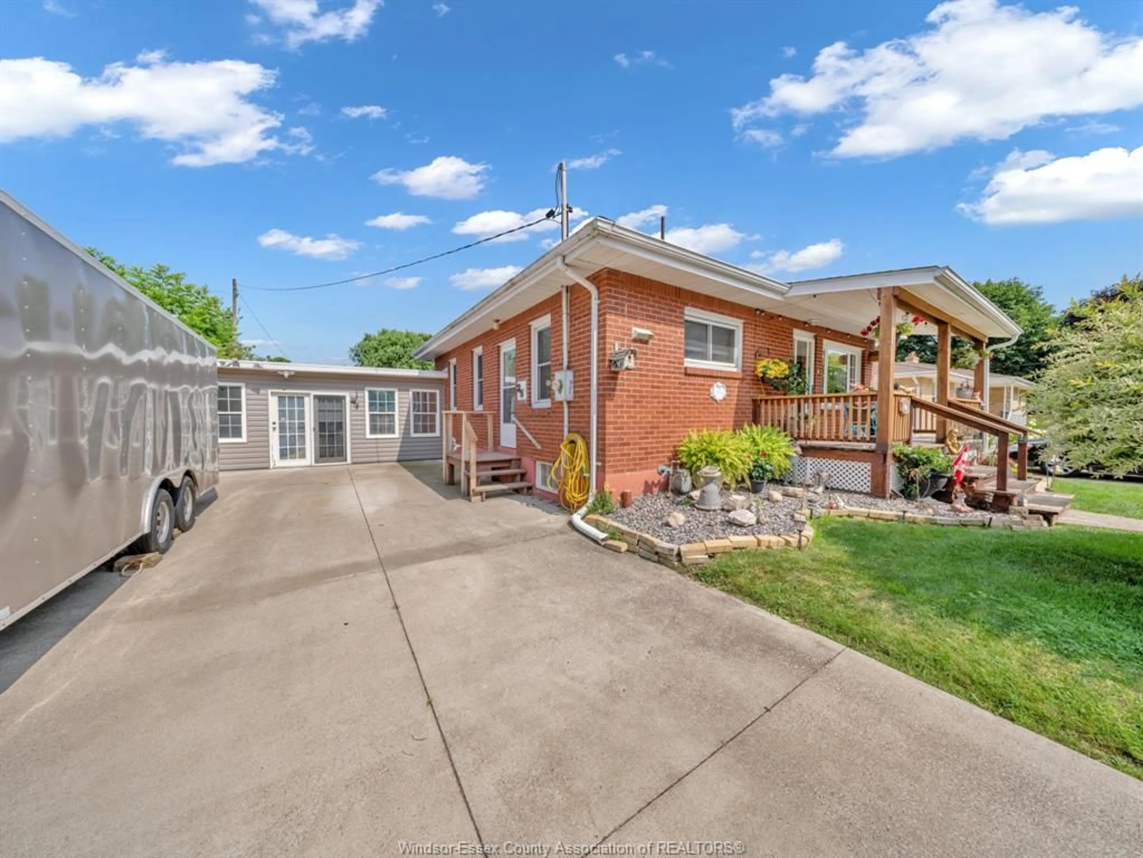 A pic from outside/outdoor area/front of a property/back of a property/a pic from drone, unknown for 25 VICTORIA, Amherstburg Ontario N9V 2X7