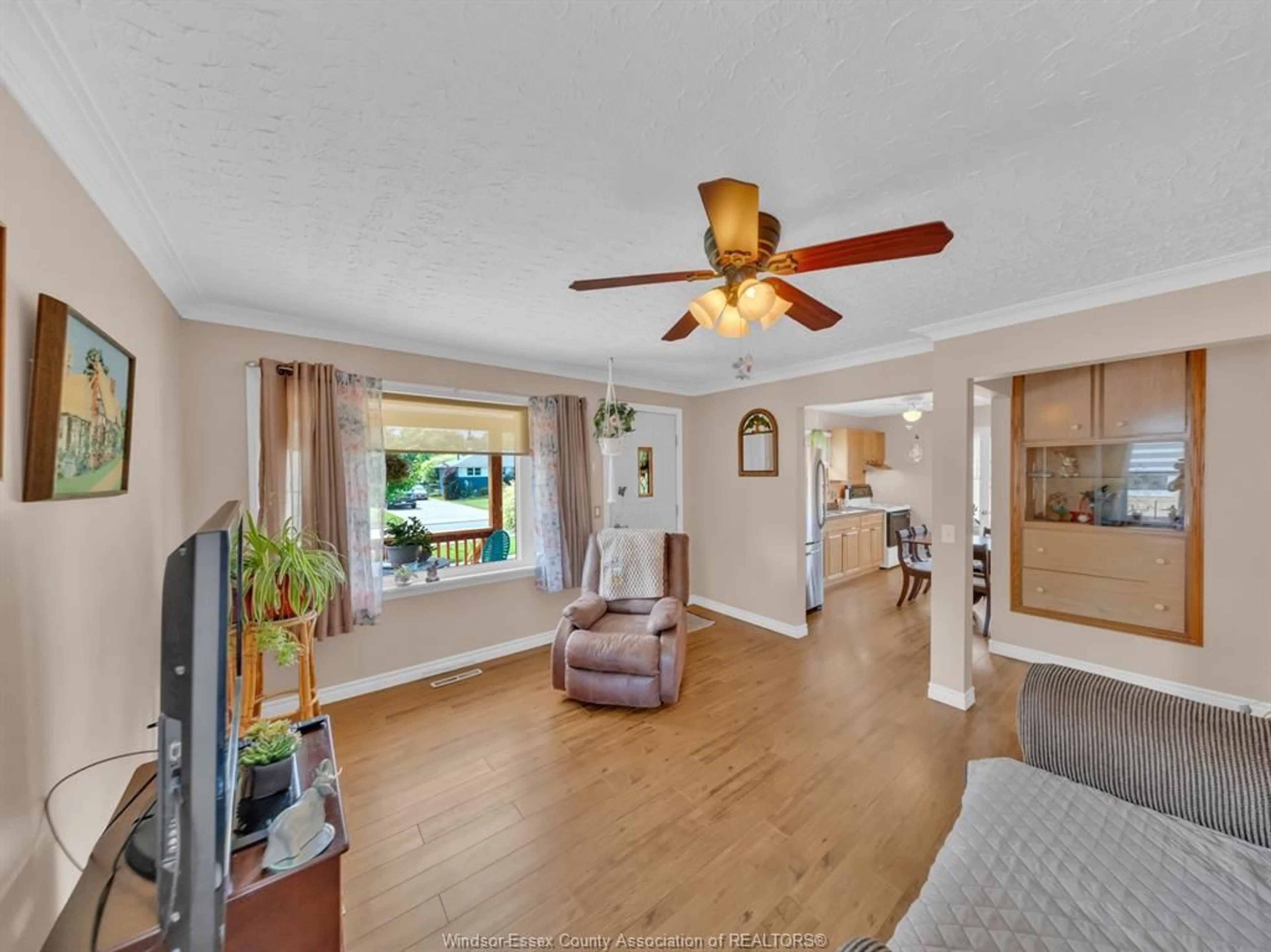 Living room with furniture, wood/laminate floor for 25 VICTORIA, Amherstburg Ontario N9V 2X7