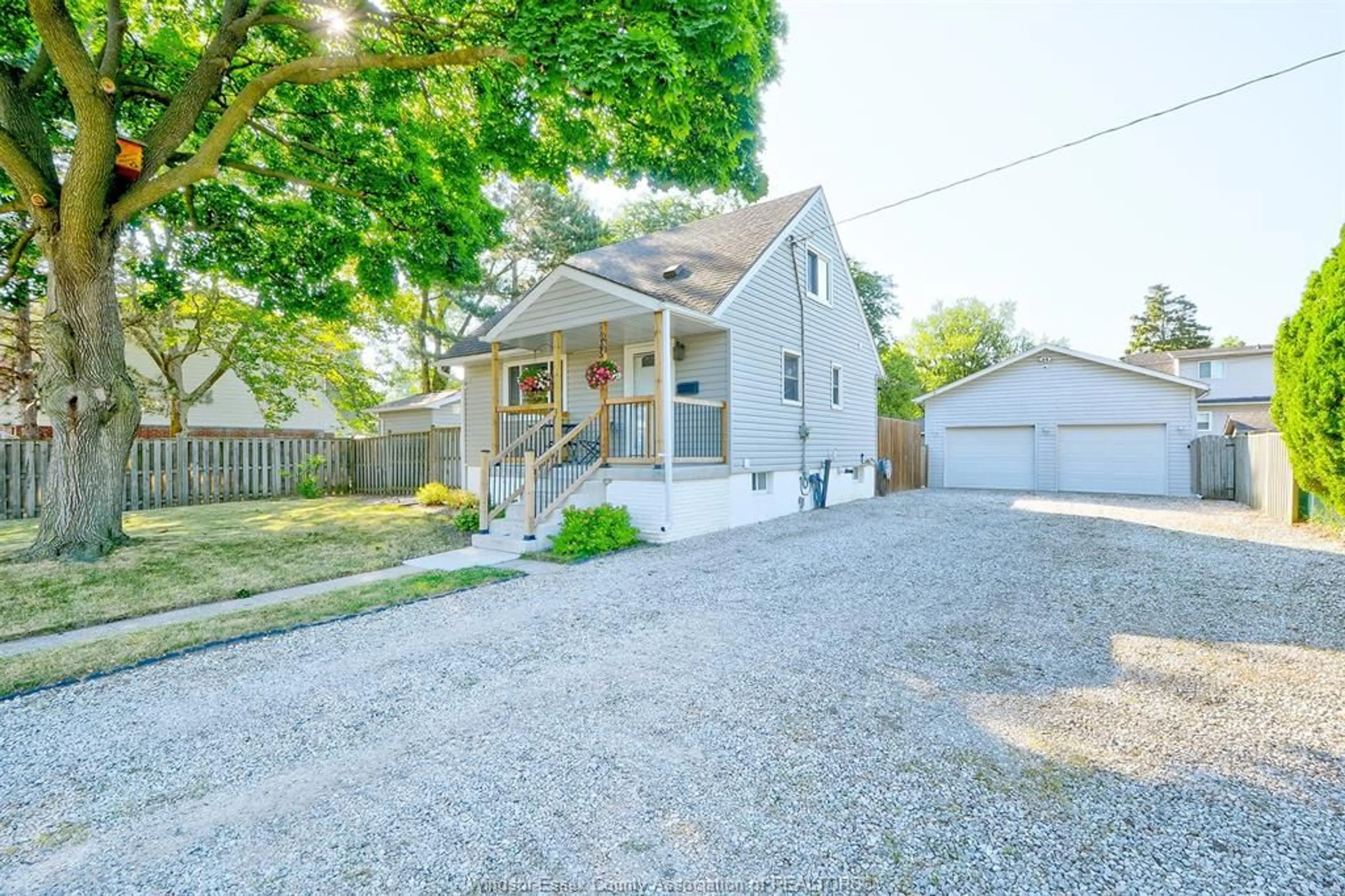 A pic from outside/outdoor area/front of a property/back of a property/a pic from drone, street for 4945 SEMINOLE St, Windsor Ontario N8Y 2A6