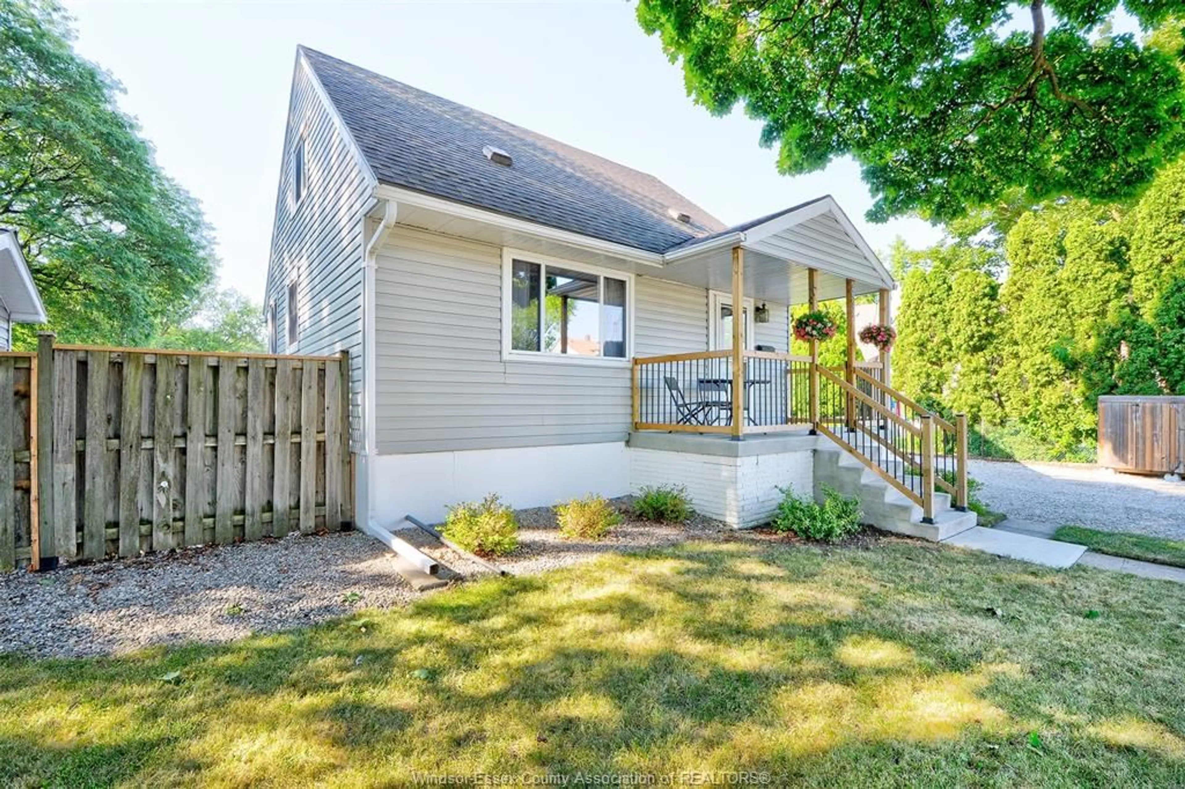 Home with vinyl exterior material, street for 4945 SEMINOLE St, Windsor Ontario N8Y 2A6