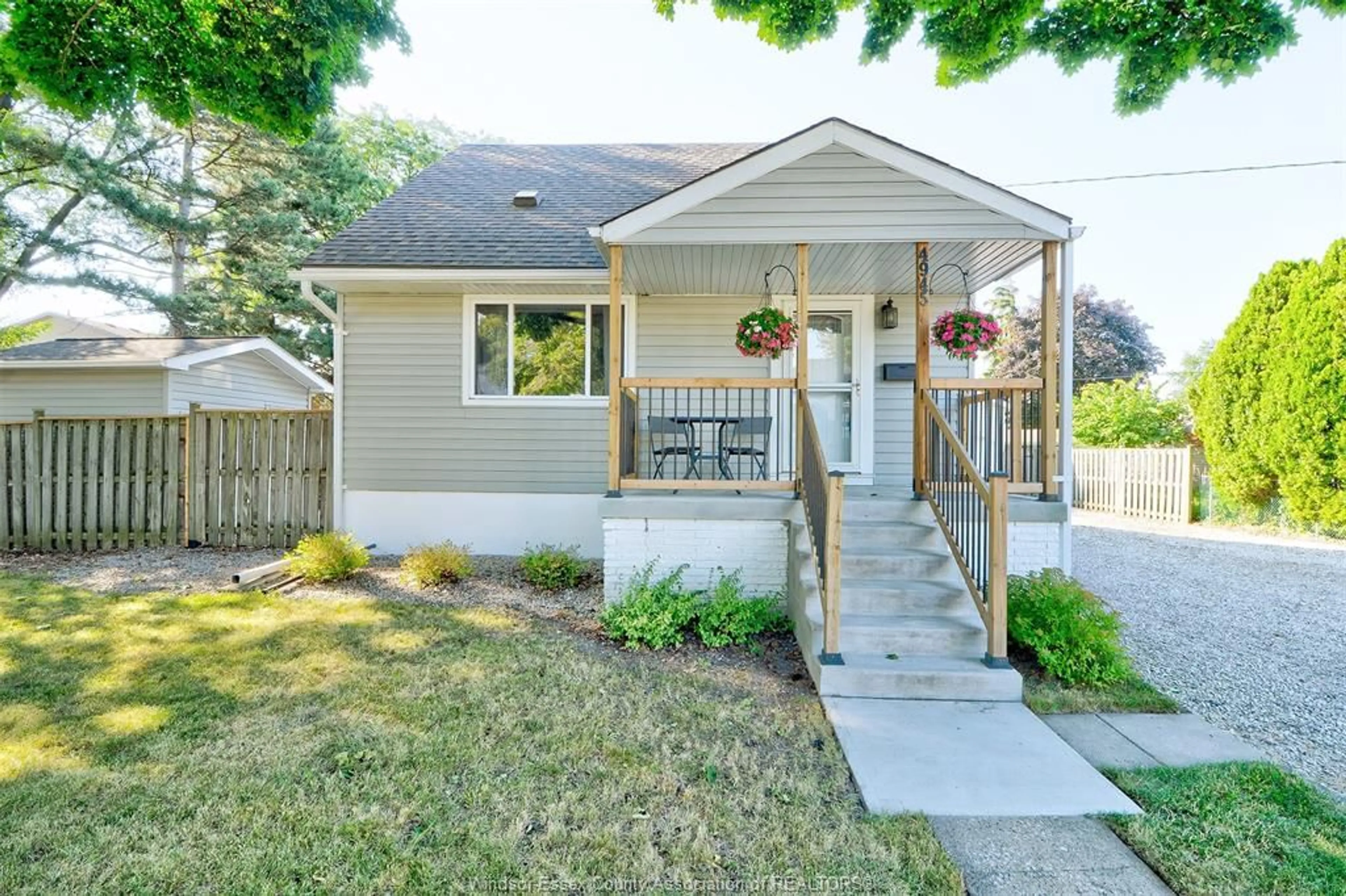 Home with vinyl exterior material, street for 4945 SEMINOLE St, Windsor Ontario N8Y 2A6