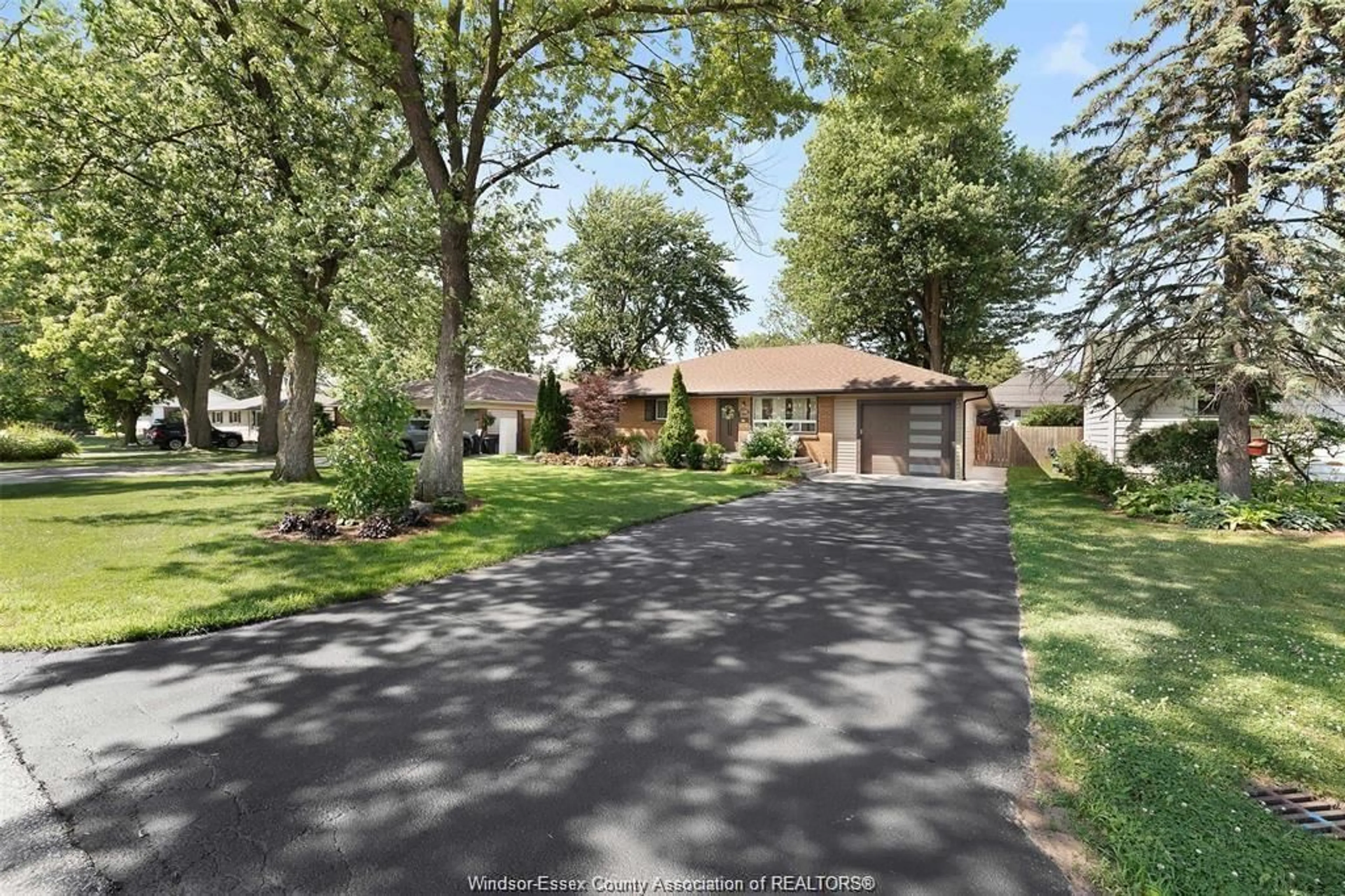 Home with brick exterior material, street for 1135 STUART Blvd, LaSalle Ontario N9J 1Y3