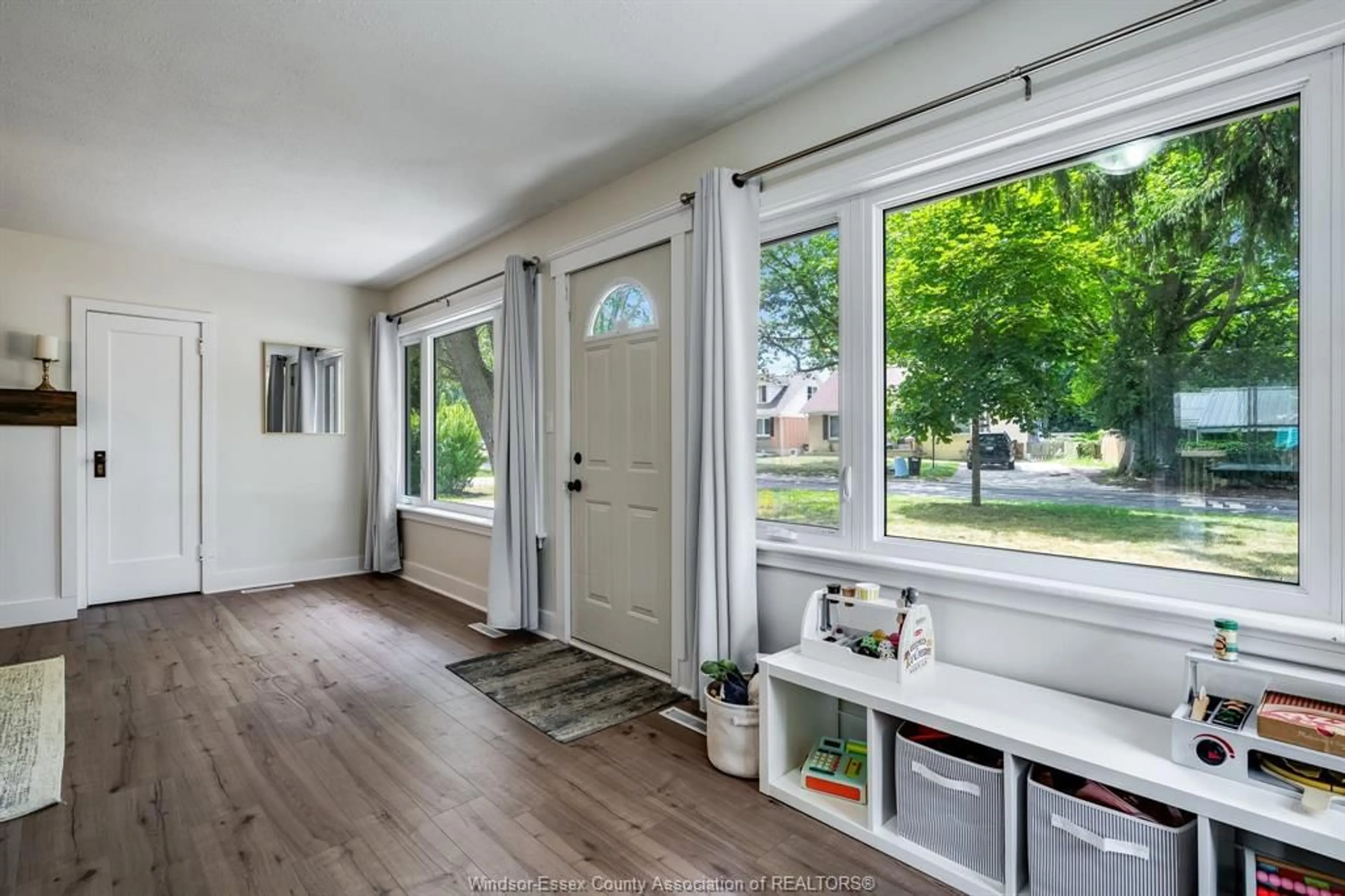 Indoor entryway for 5 NOBLE Ave, Leamington Ontario N8H 3S5