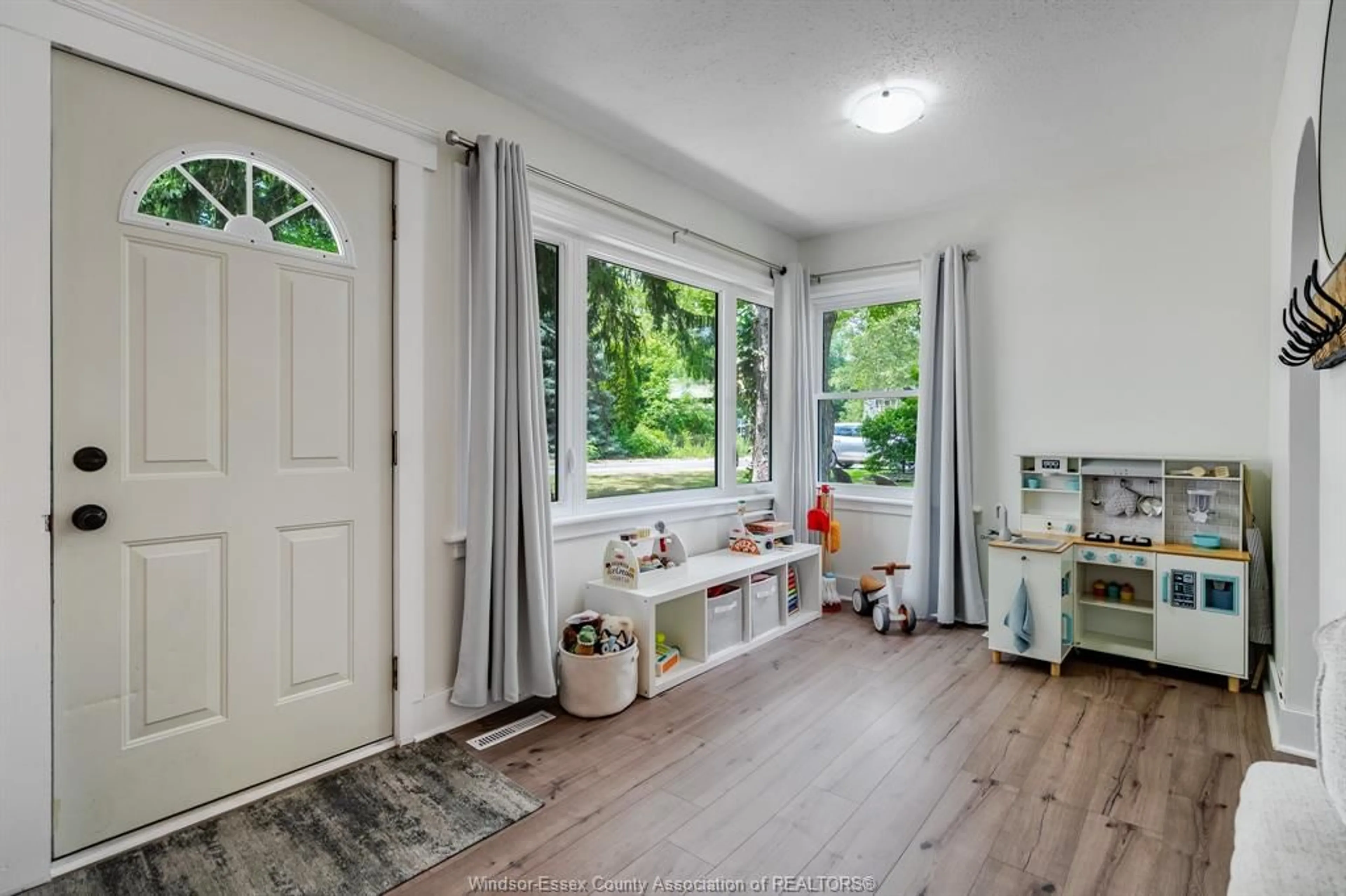 Indoor entryway for 5 NOBLE Ave, Leamington Ontario N8H 3S5