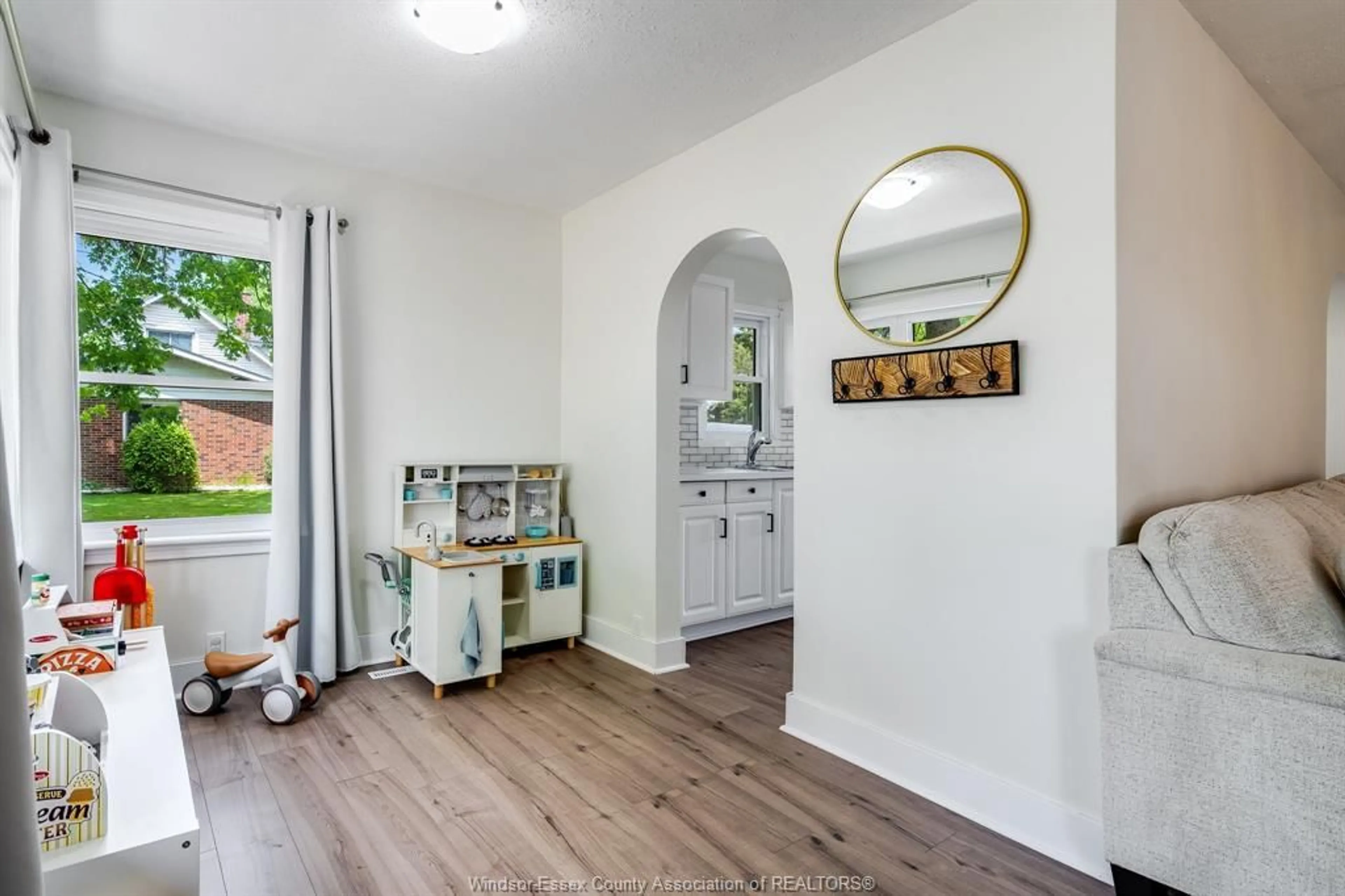 Indoor entryway for 5 NOBLE Ave, Leamington Ontario N8H 3S5