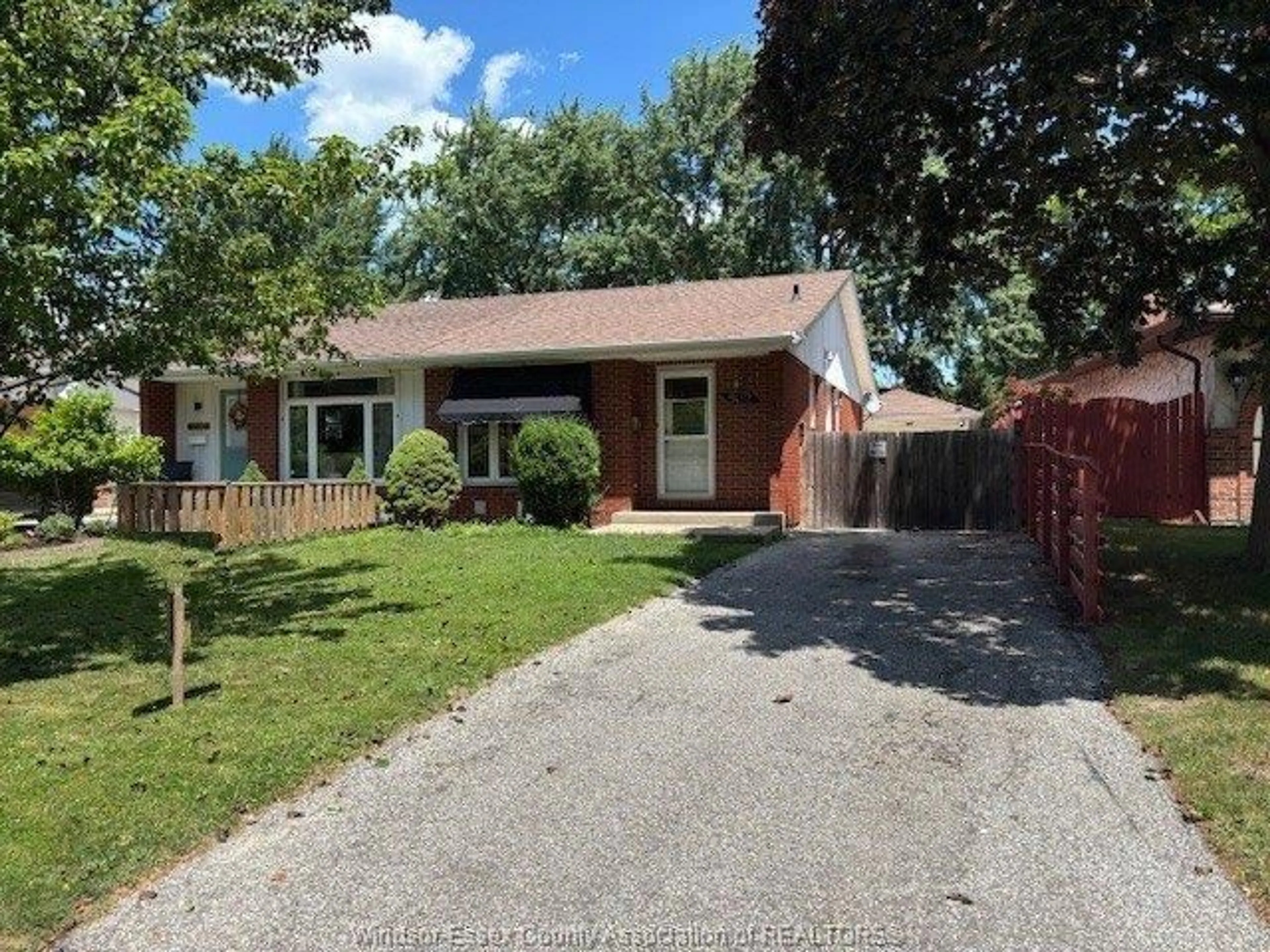 A pic from outside/outdoor area/front of a property/back of a property/a pic from drone, street for 9482 RYERSON, Windsor Ontario N8R 1V5