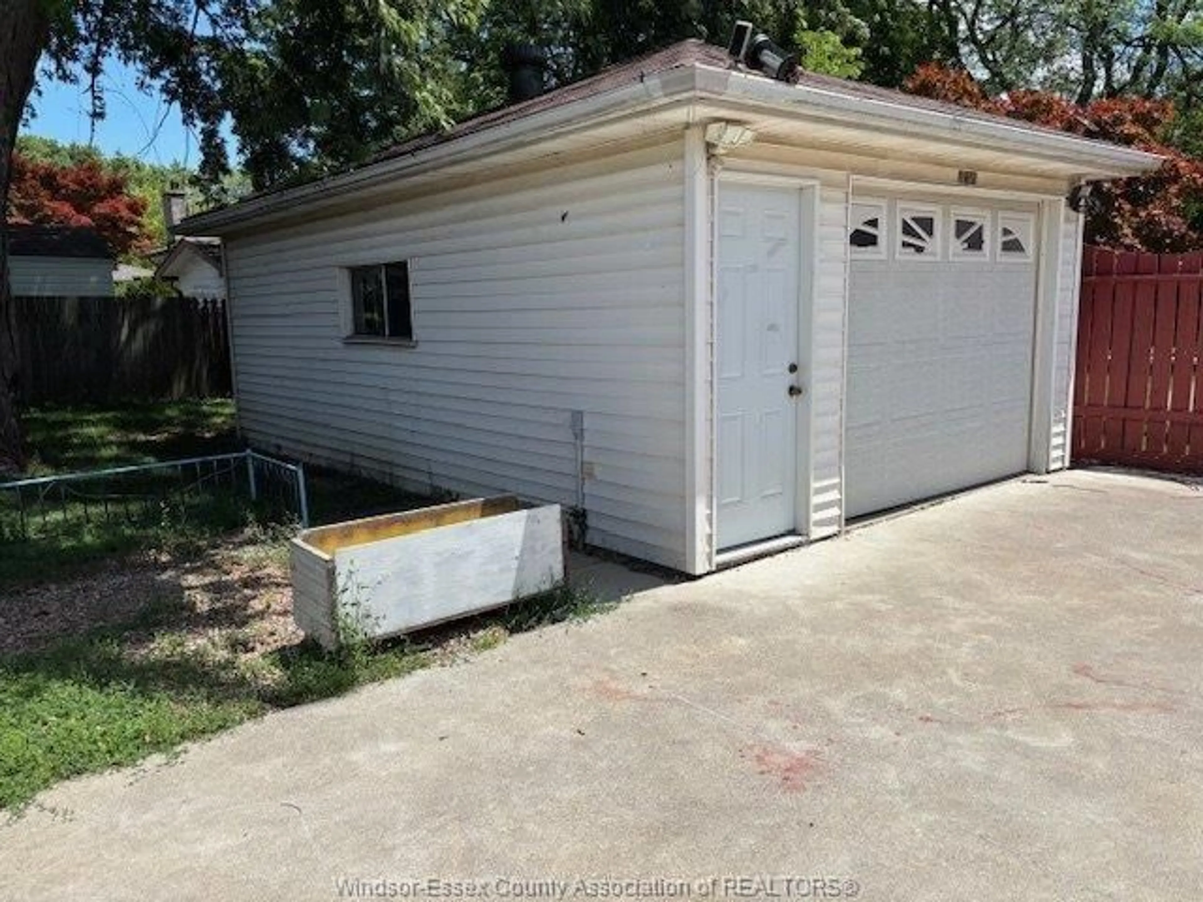 Indoor garage for 9482 RYERSON, Windsor Ontario N8R 1V5