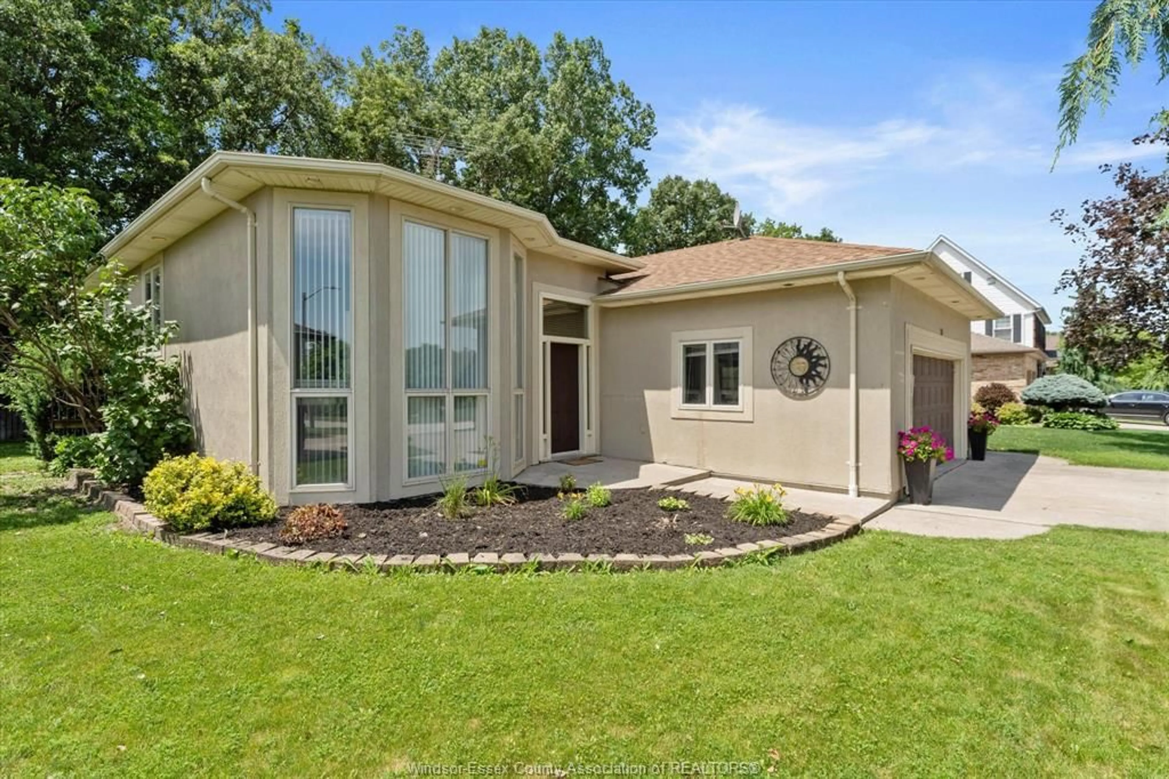 Home with vinyl exterior material, water/lake/river/ocean view for 150 PHEASANT RUN Dr, Lakeshore Ontario N0R 1A0