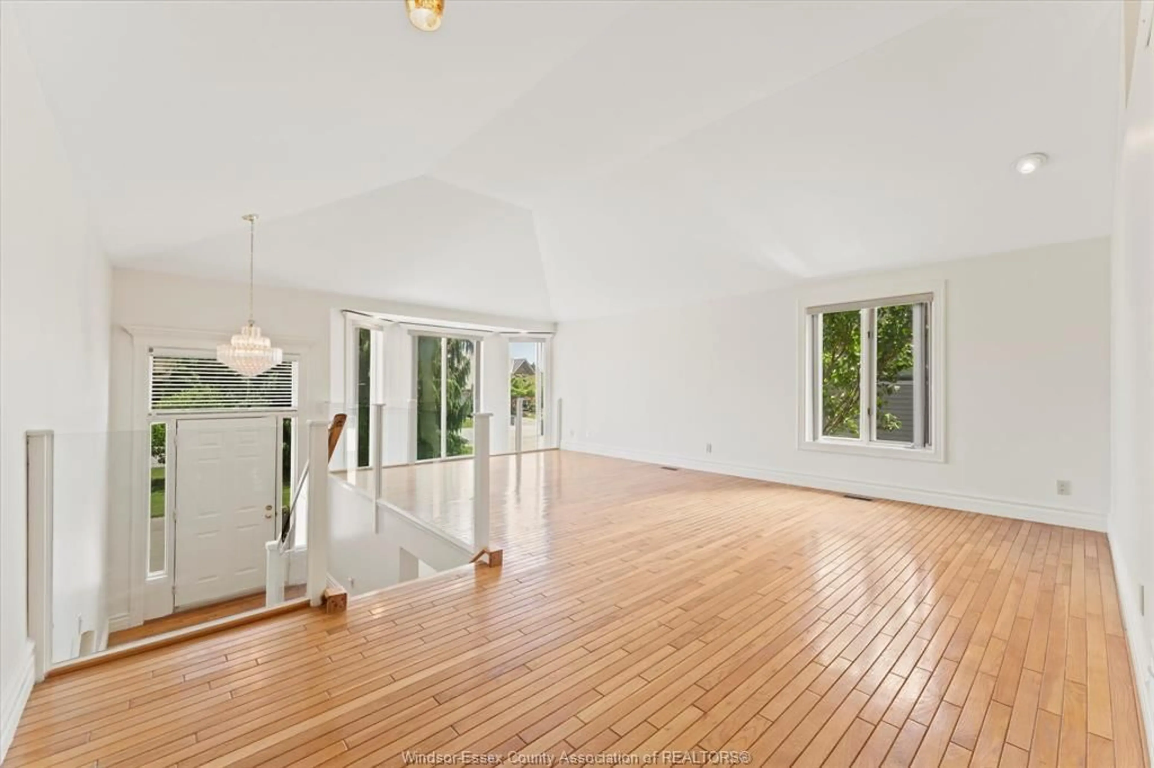 Indoor foyer for 150 PHEASANT RUN Dr, Lakeshore Ontario N0R 1A0