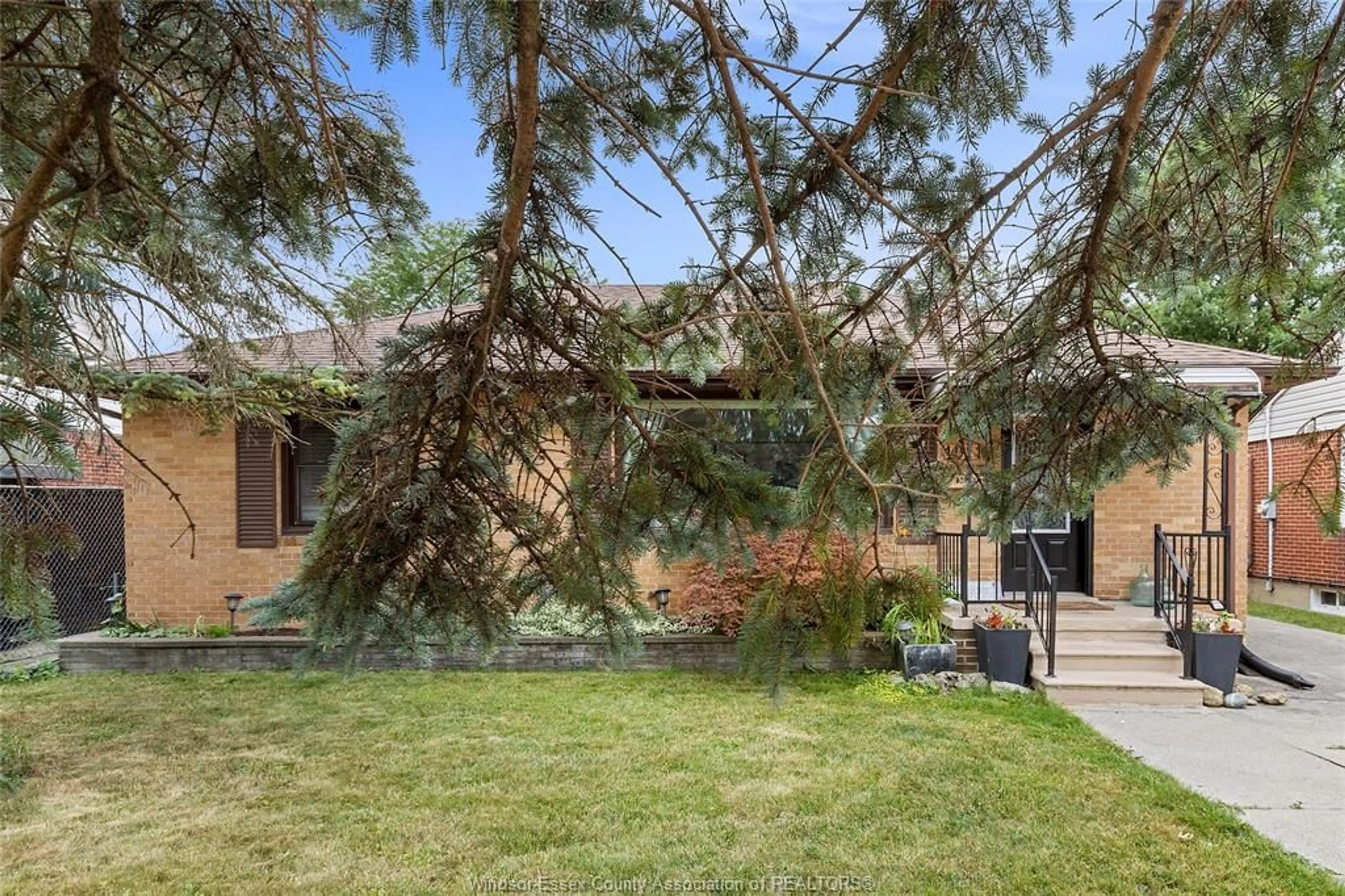 Patio, street for 1011 ISABELLE Pl, Windsor Ontario N8S 3B1
