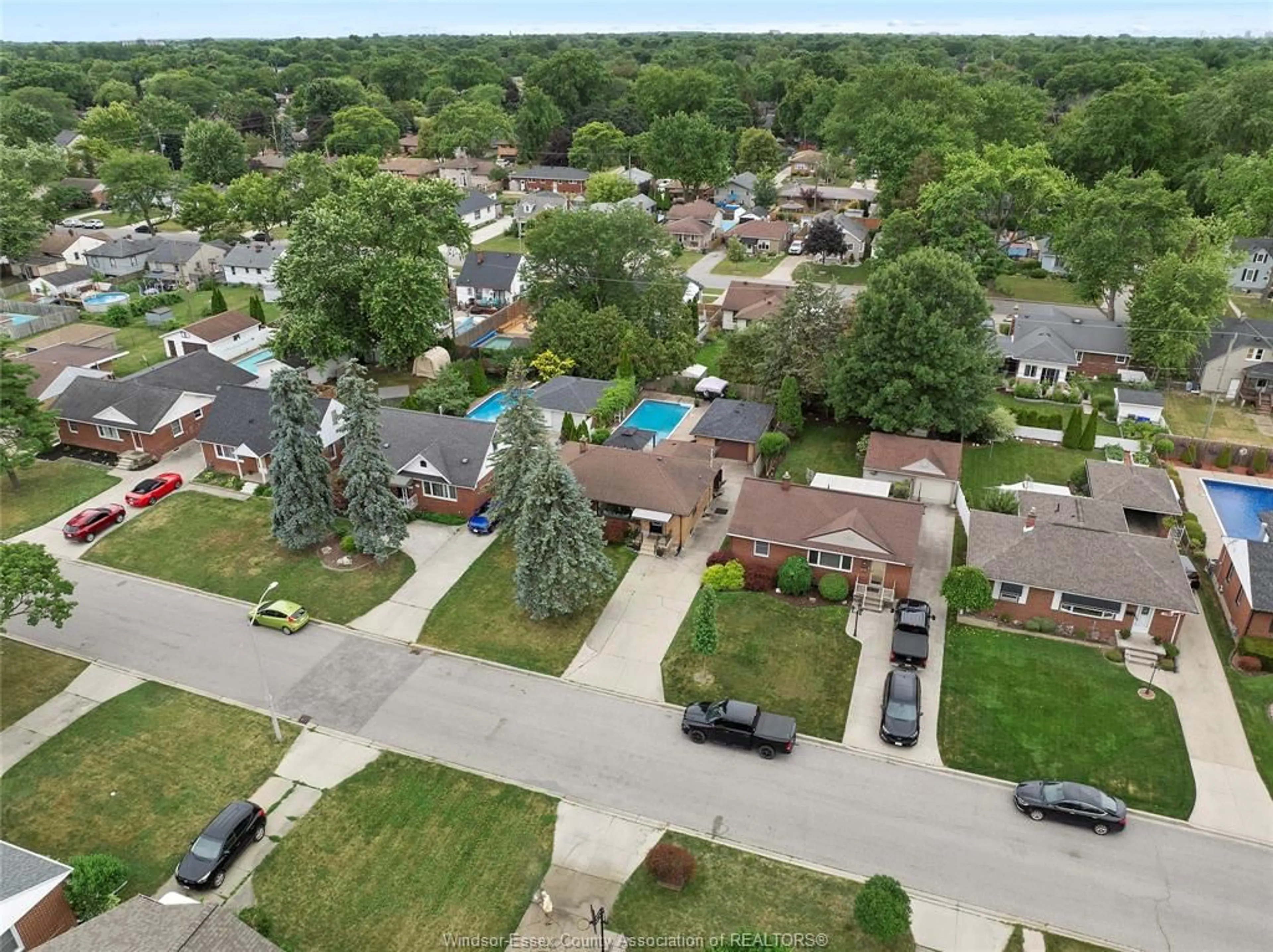 A pic from outside/outdoor area/front of a property/back of a property/a pic from drone, street for 1011 ISABELLE Pl, Windsor Ontario N8S 3B1