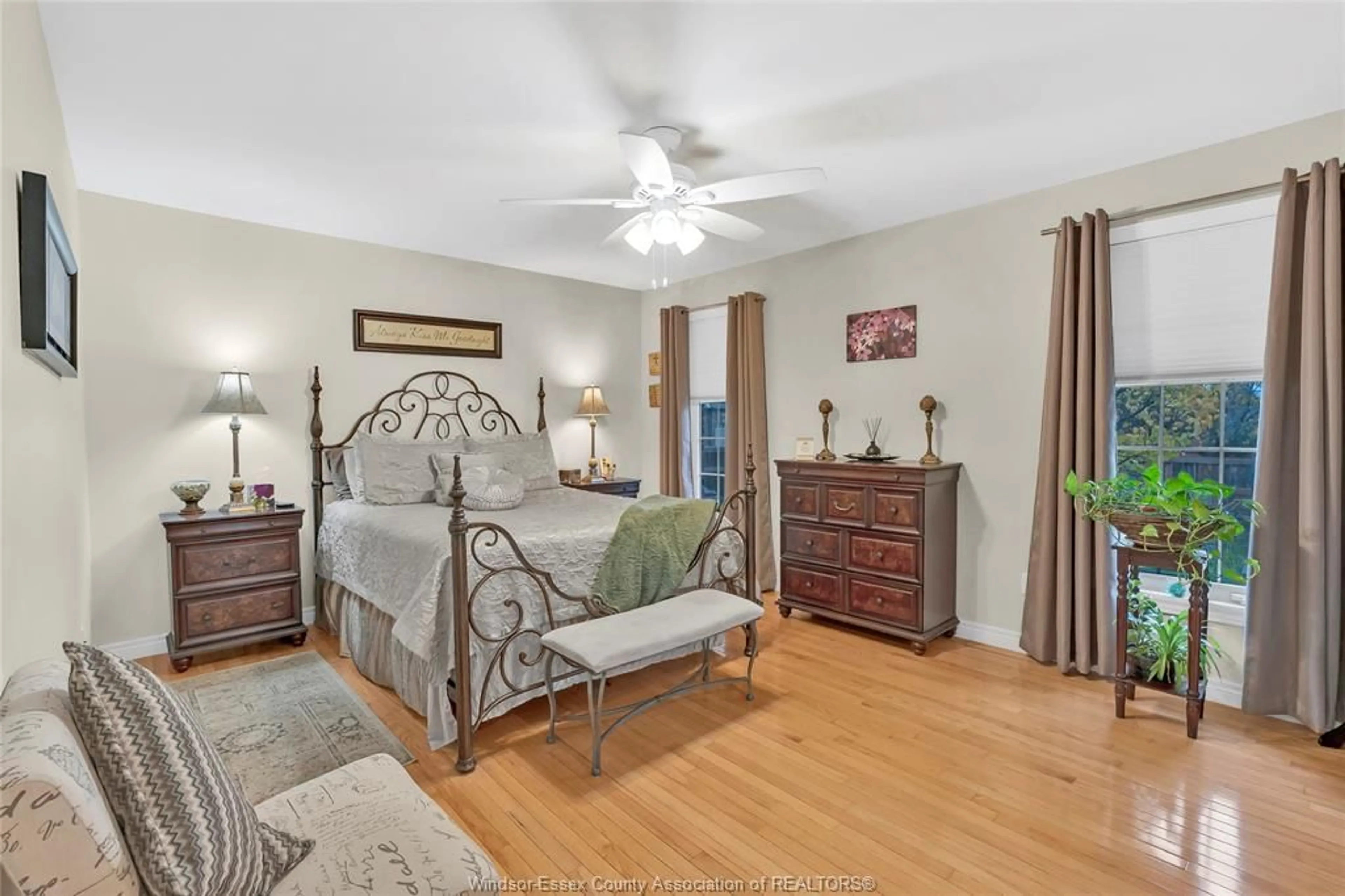 Bedroom with bed, unknown for 1594 WHITEWOOD Dr, Lakeshore Ontario N0R 1A0