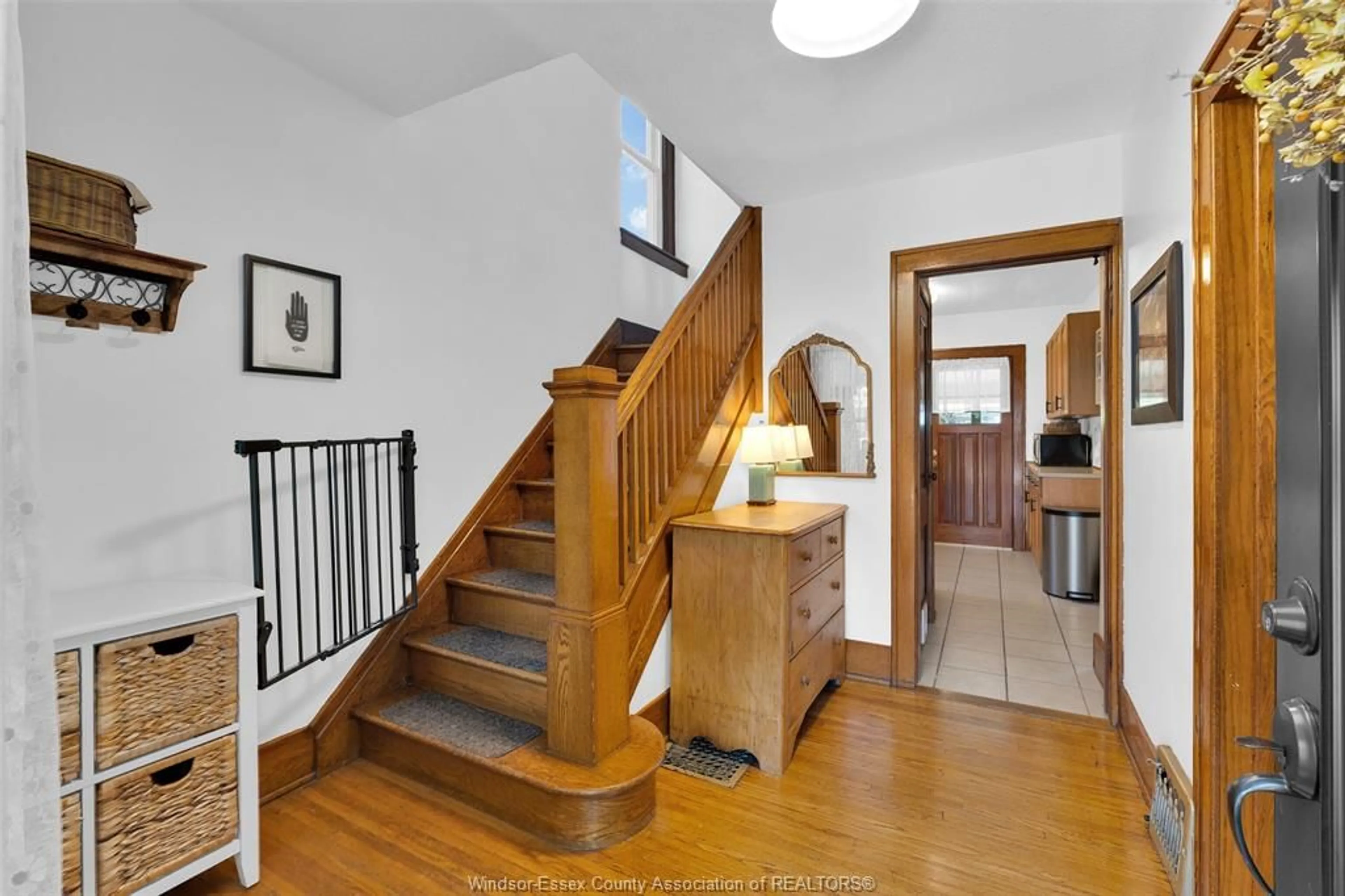 Indoor foyer for 1546 CHURCH, Windsor Ontario N8X 1V3