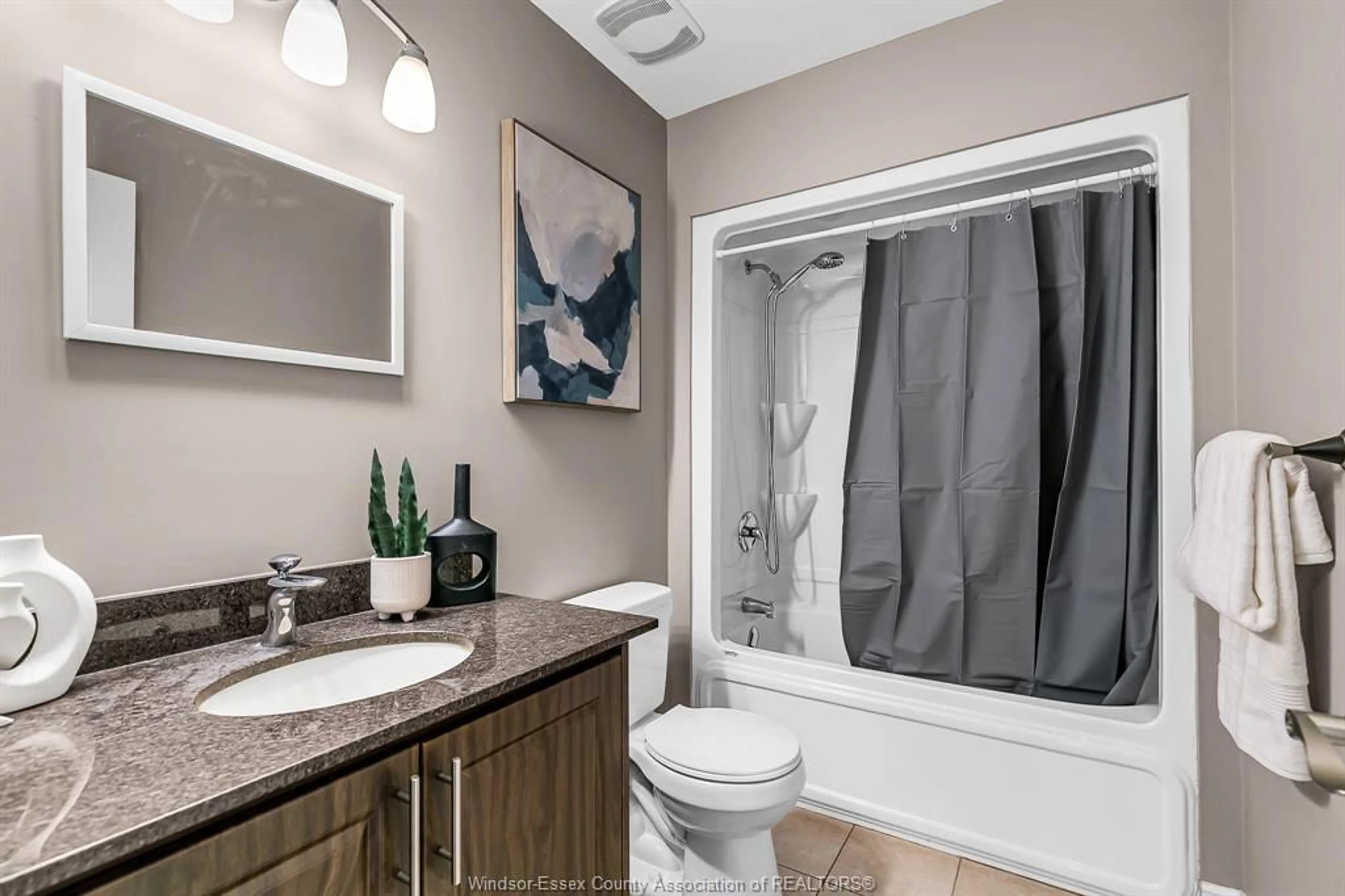 Contemporary bathroom, ceramic/tile floor for 1064 MERCER, Windsor Ontario N9A 1N9