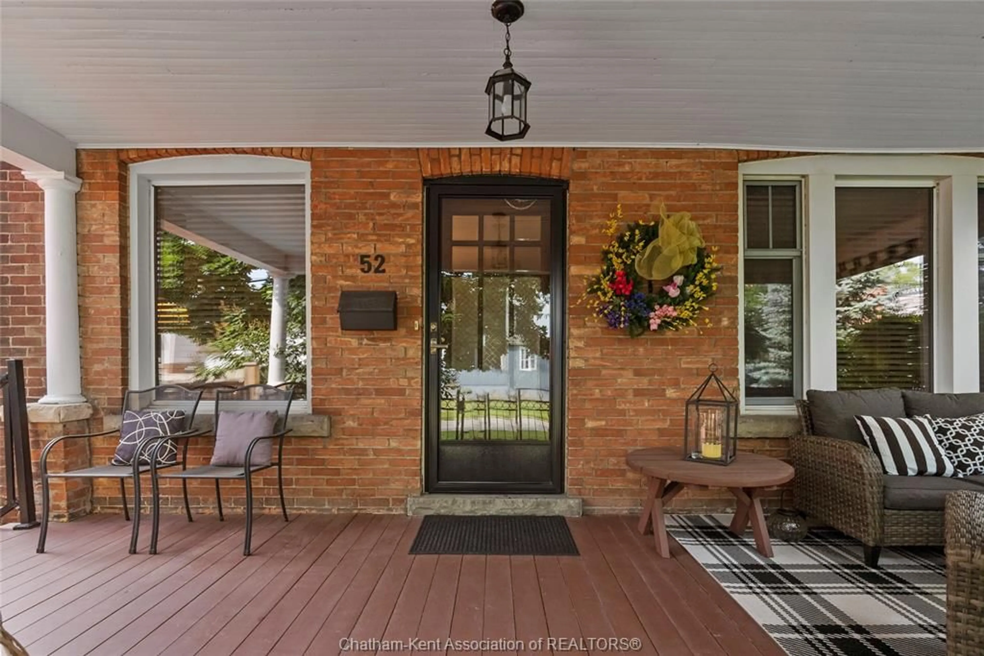 Indoor entryway for 52 Cross St, Chatham Ontario N7M 1K7