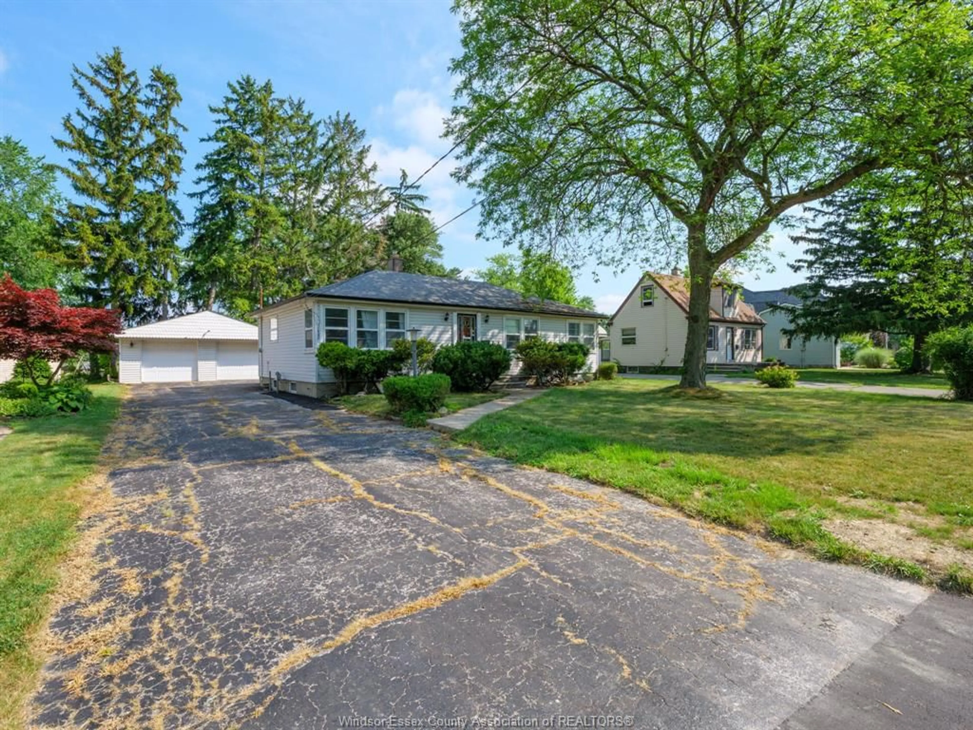 A pic from outside/outdoor area/front of a property/back of a property/a pic from drone, street for 720 ROSELAND, Windsor Ontario N9G 1T8