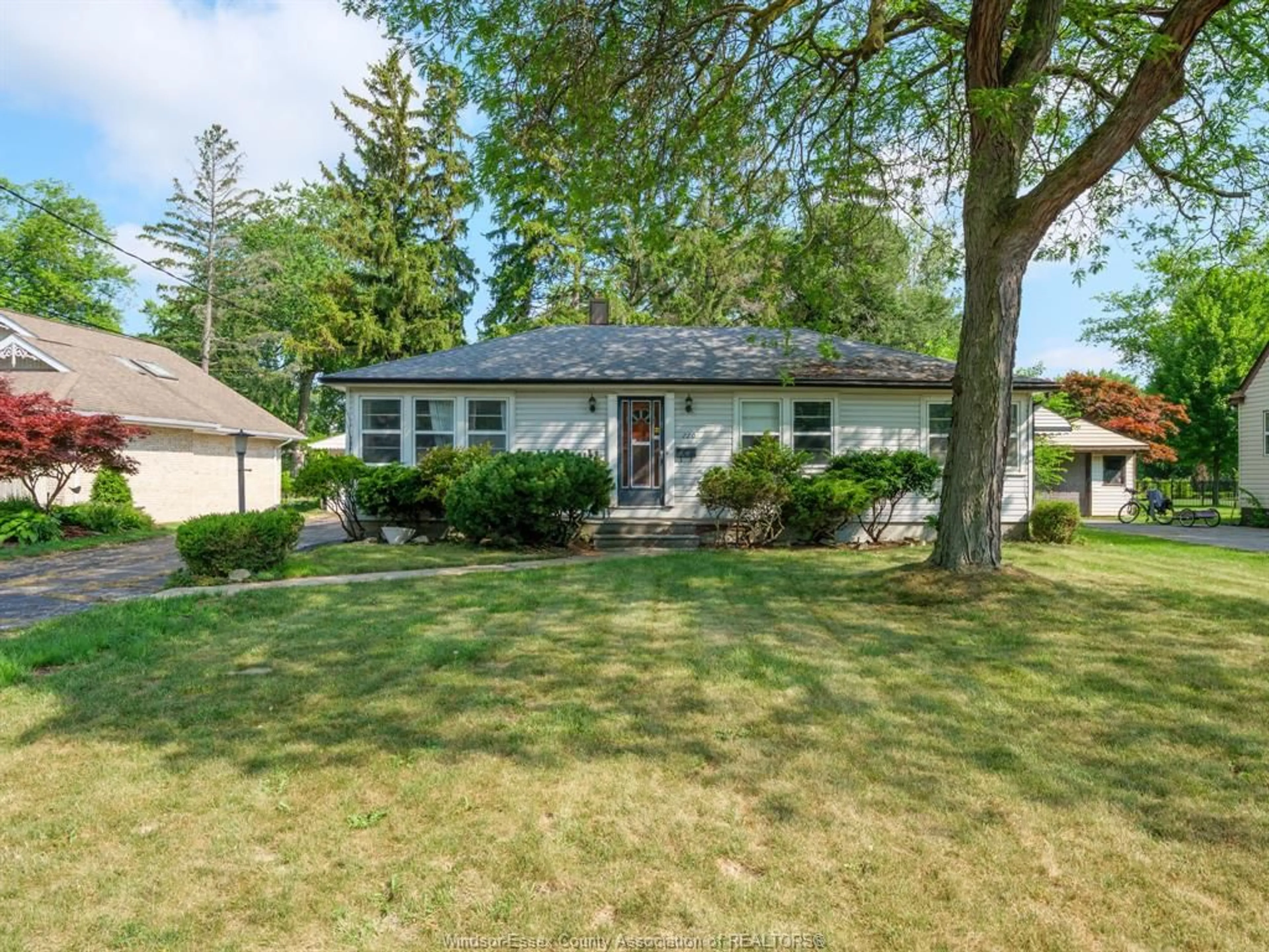 Home with vinyl exterior material, street for 720 ROSELAND, Windsor Ontario N9G 1T8