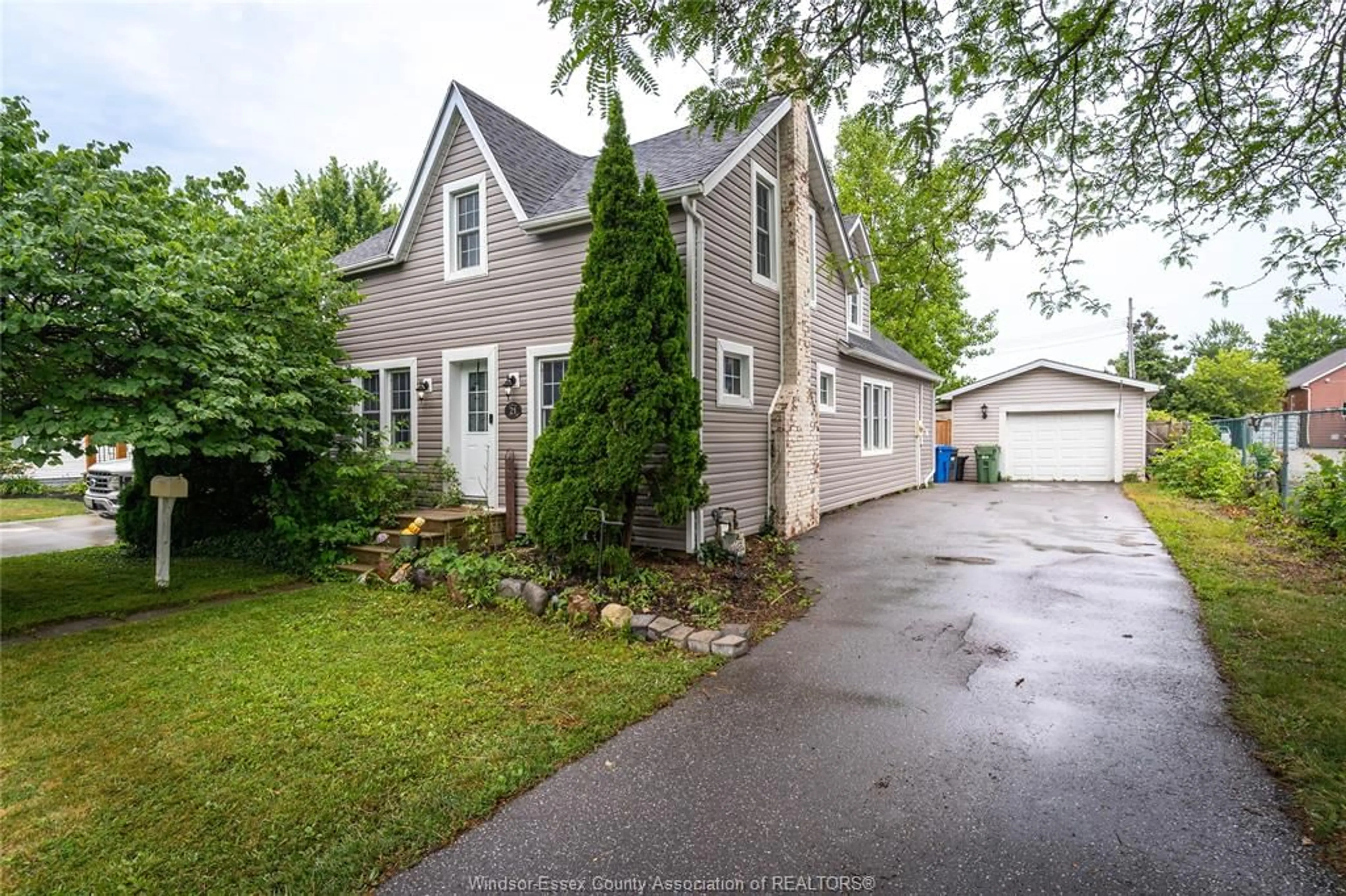 A pic from outside/outdoor area/front of a property/back of a property/a pic from drone, street for 21 ALICE STREET SOUTH, Essex Ontario N8M 1E1