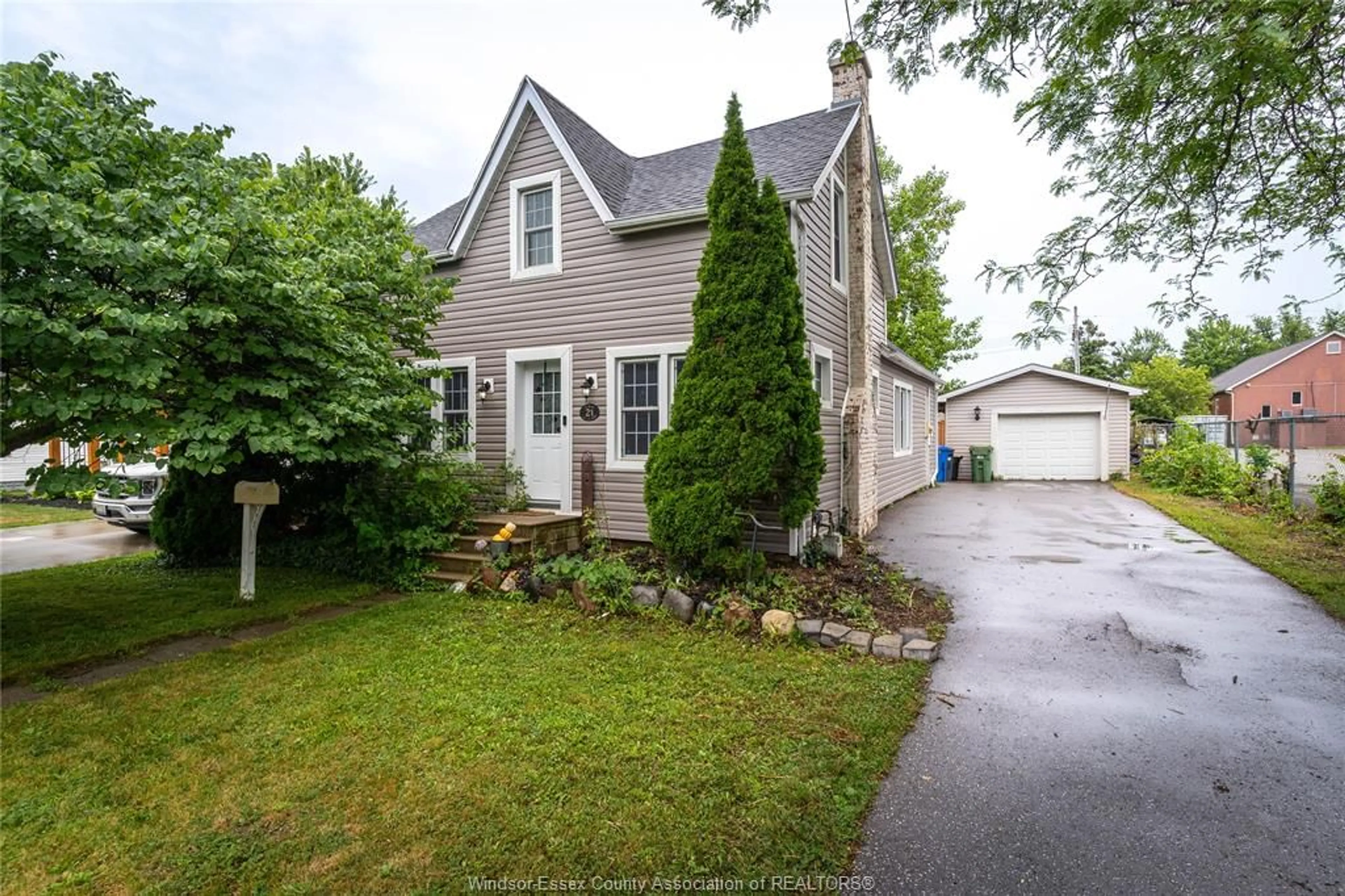A pic from outside/outdoor area/front of a property/back of a property/a pic from drone, street for 21 ALICE STREET SOUTH, Essex Ontario N8M 1E1
